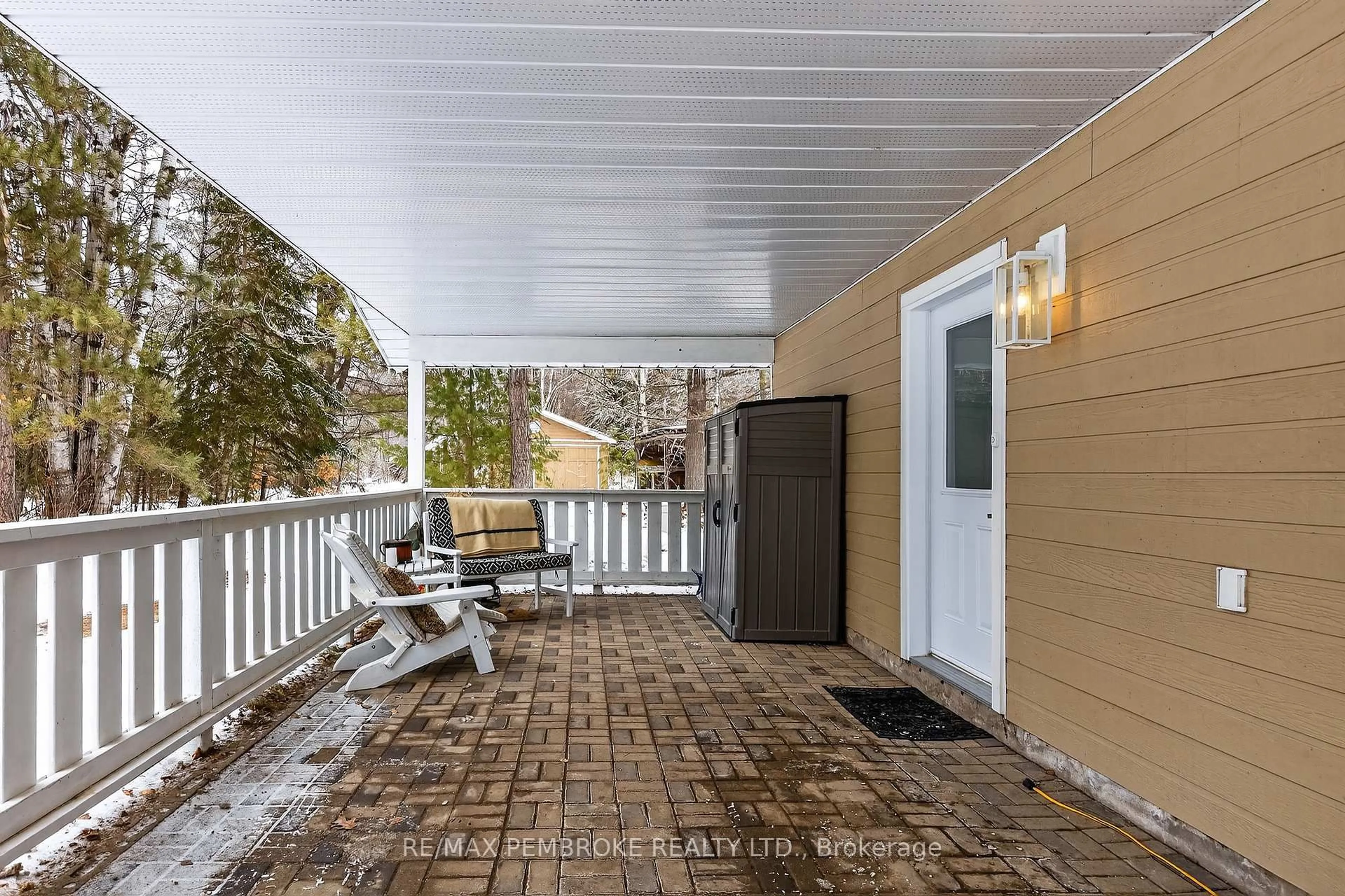 Patio, street for 666 Doran Rd, Petawawa Ontario K8A 6W7