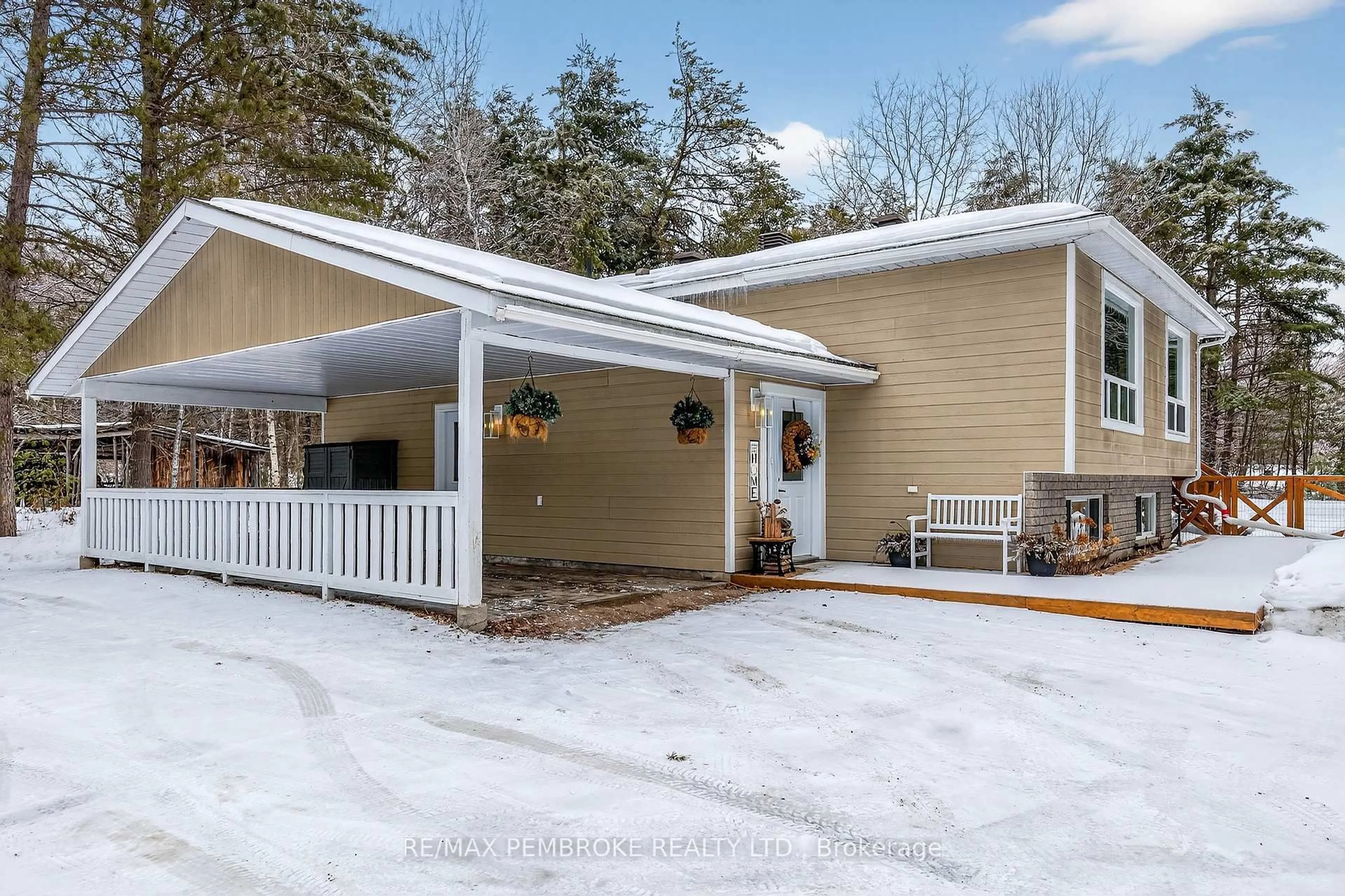 Home with vinyl exterior material, unknown for 666 Doran Rd, Petawawa Ontario K8A 6W7