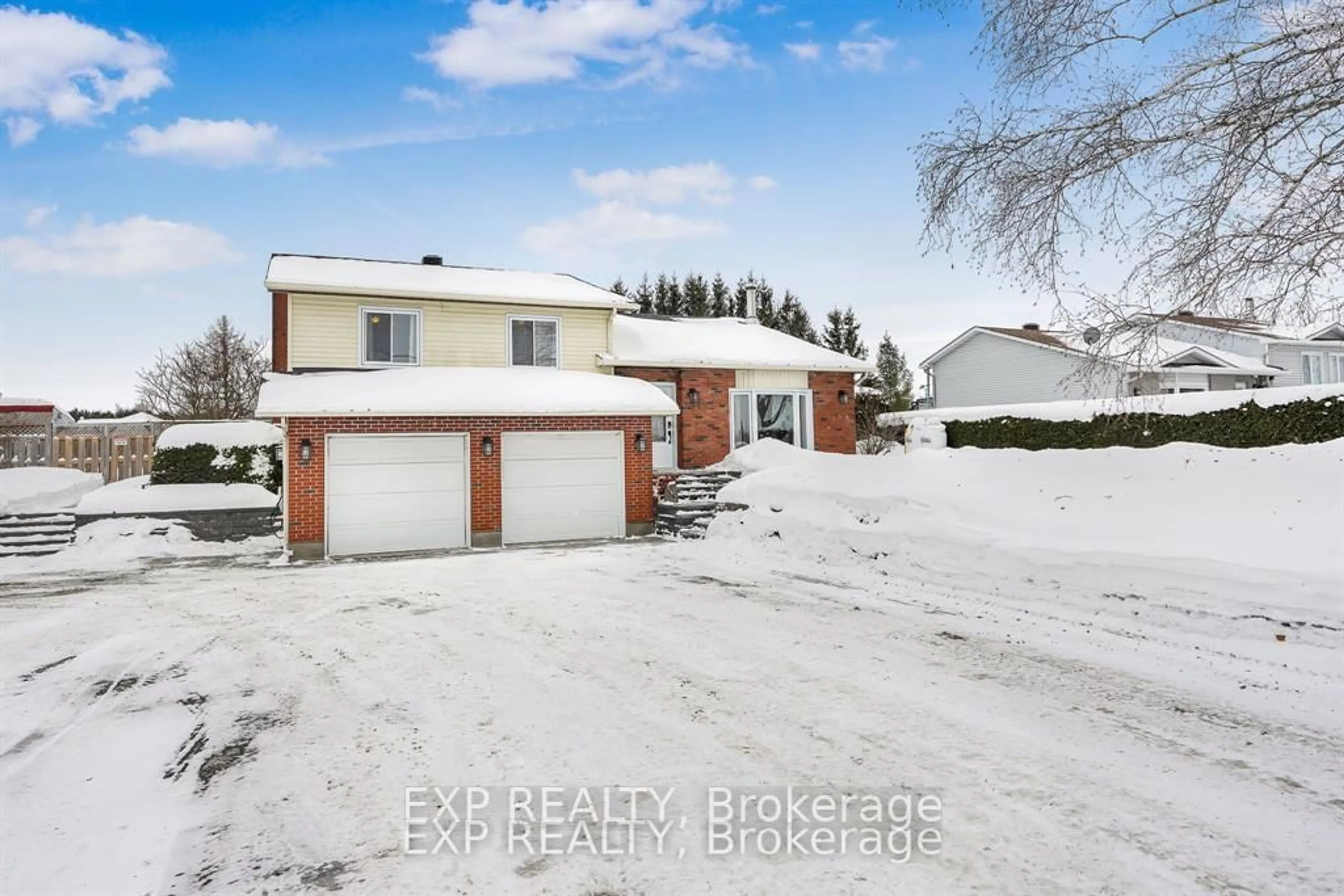 A pic from outside/outdoor area/front of a property/back of a property/a pic from drone, street for 564 Du Golf Rd, Clarence-Rockland Ontario K0A 2A0