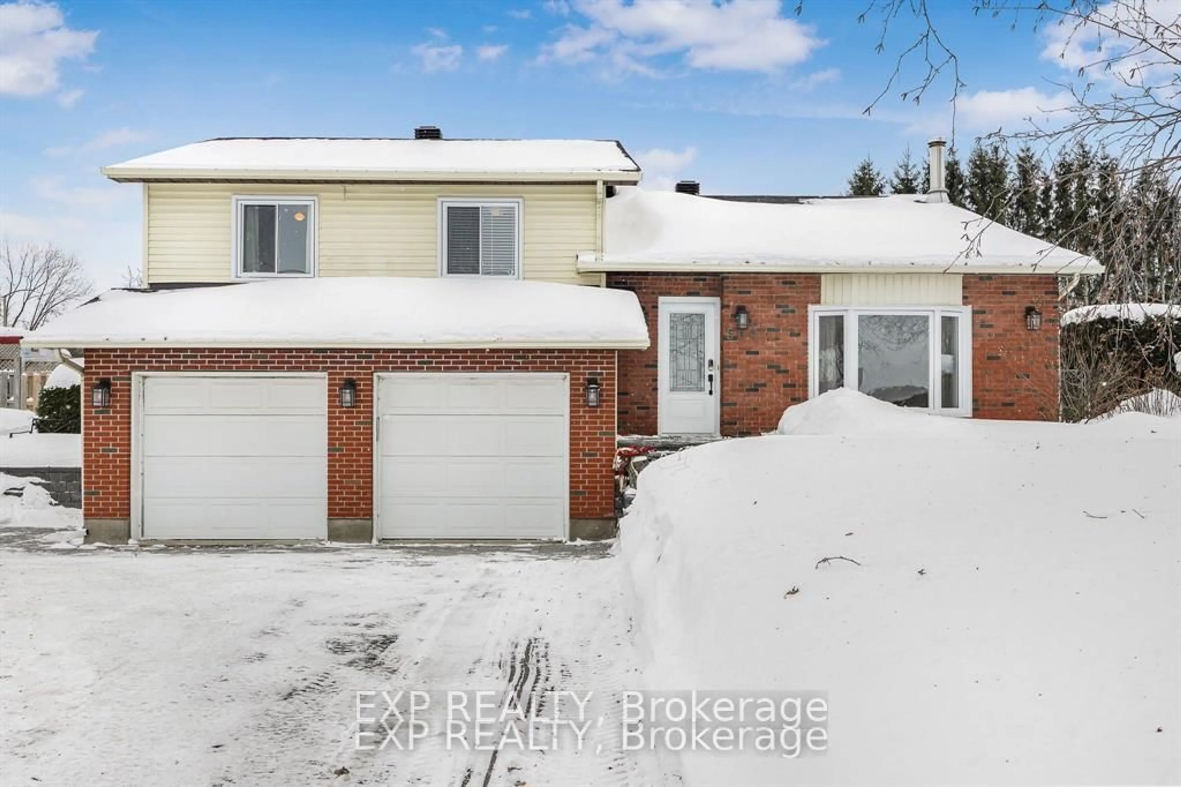 A pic from outside/outdoor area/front of a property/back of a property/a pic from drone, street for 564 Du Golf Rd, Clarence-Rockland Ontario K0A 2A0