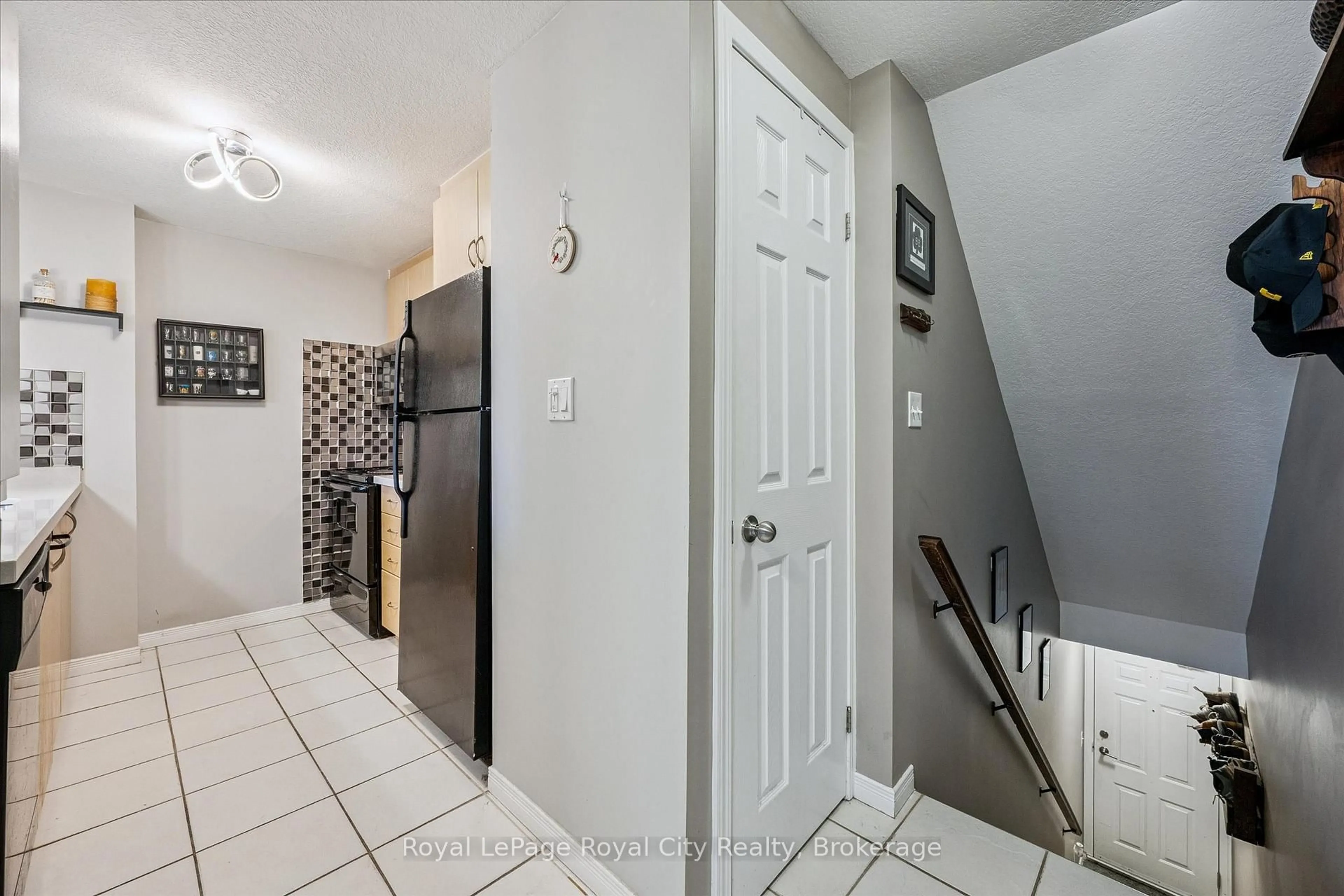 Indoor entryway for 35 Mountford Dr #85, Guelph Ontario N1E 0G6