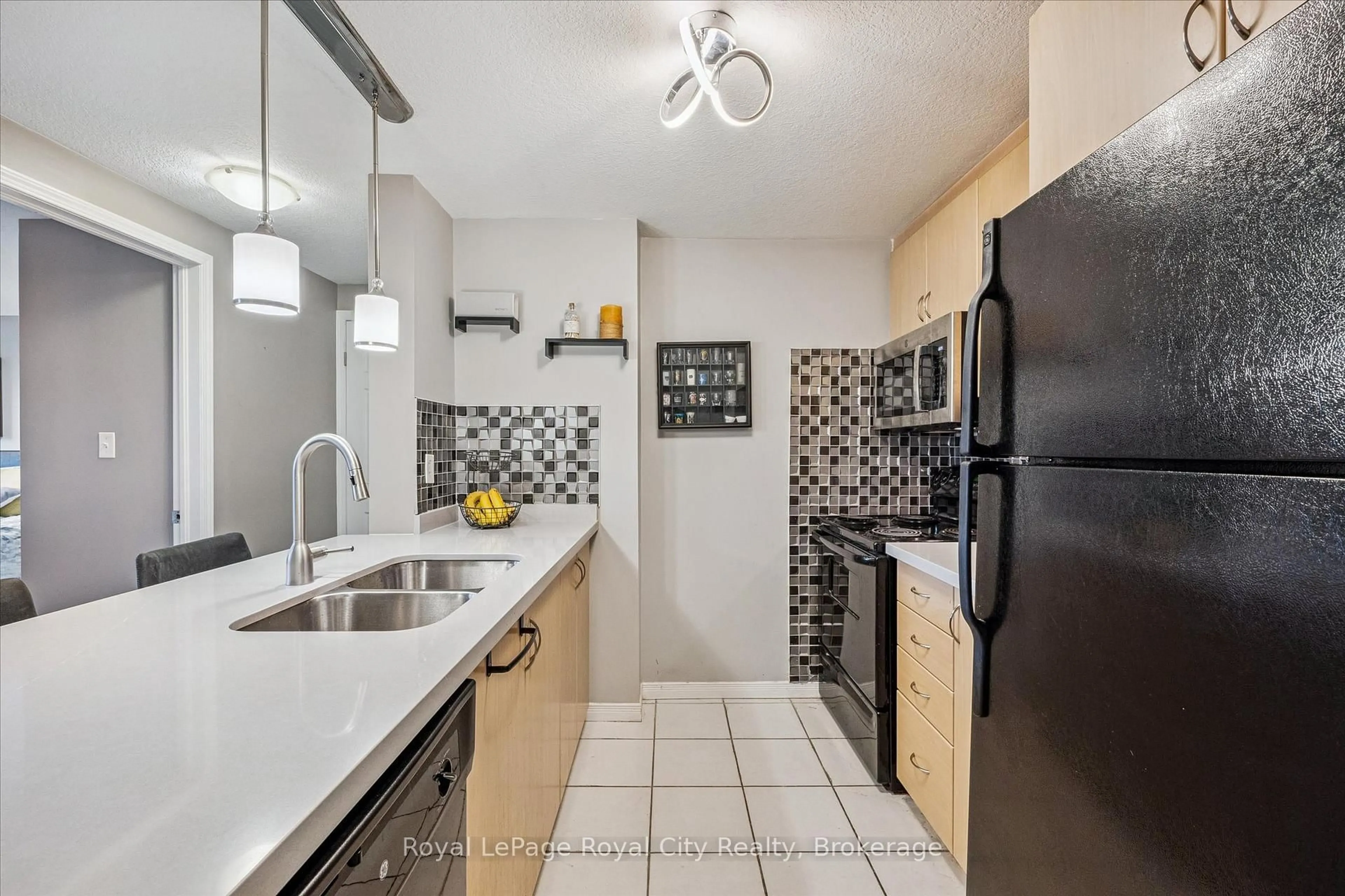 Standard kitchen, ceramic/tile floor for 35 Mountford Dr #85, Guelph Ontario N1E 0G6