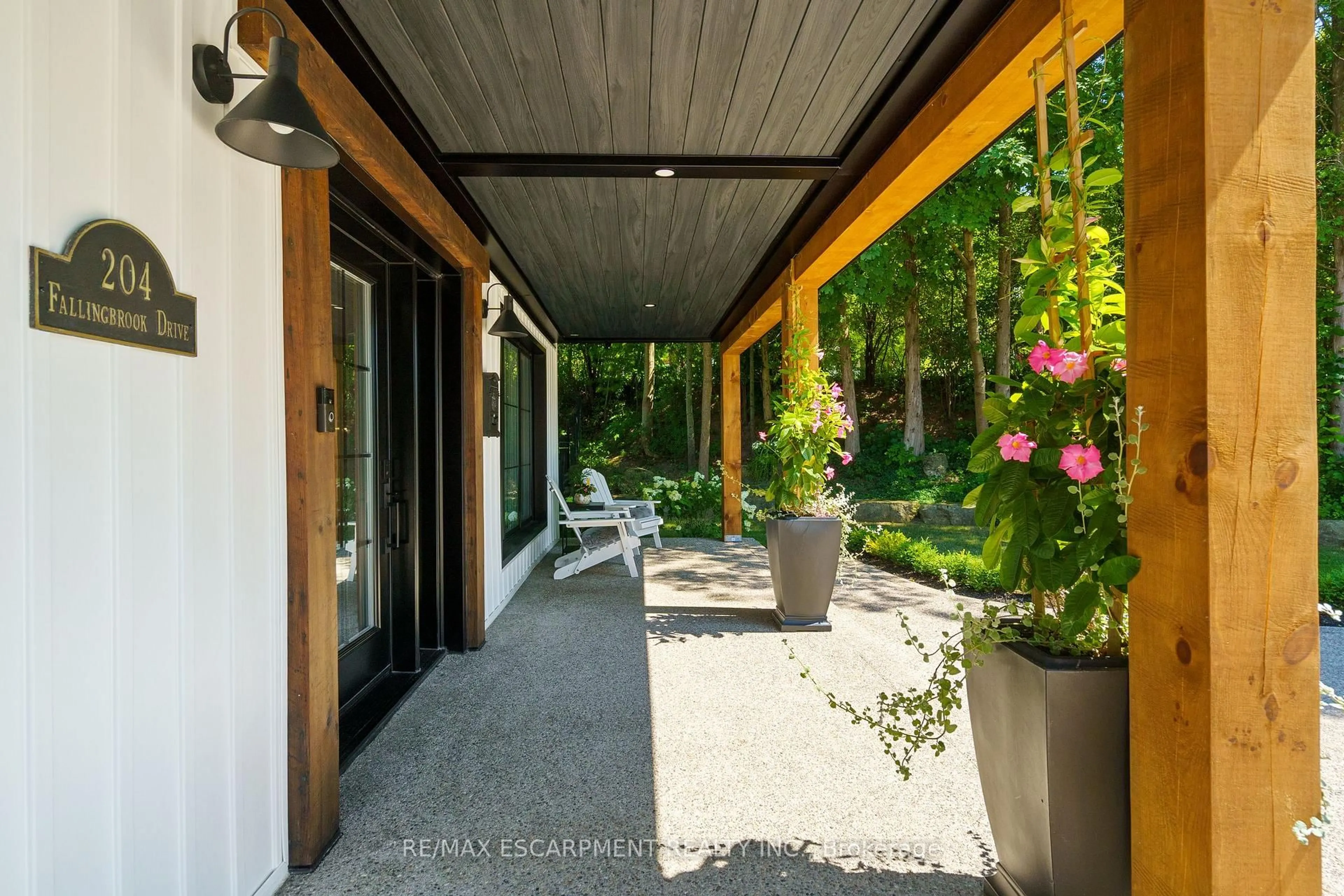 Patio, street for 204 FALLING BROOK Dr, Hamilton Ontario L9G 1E6