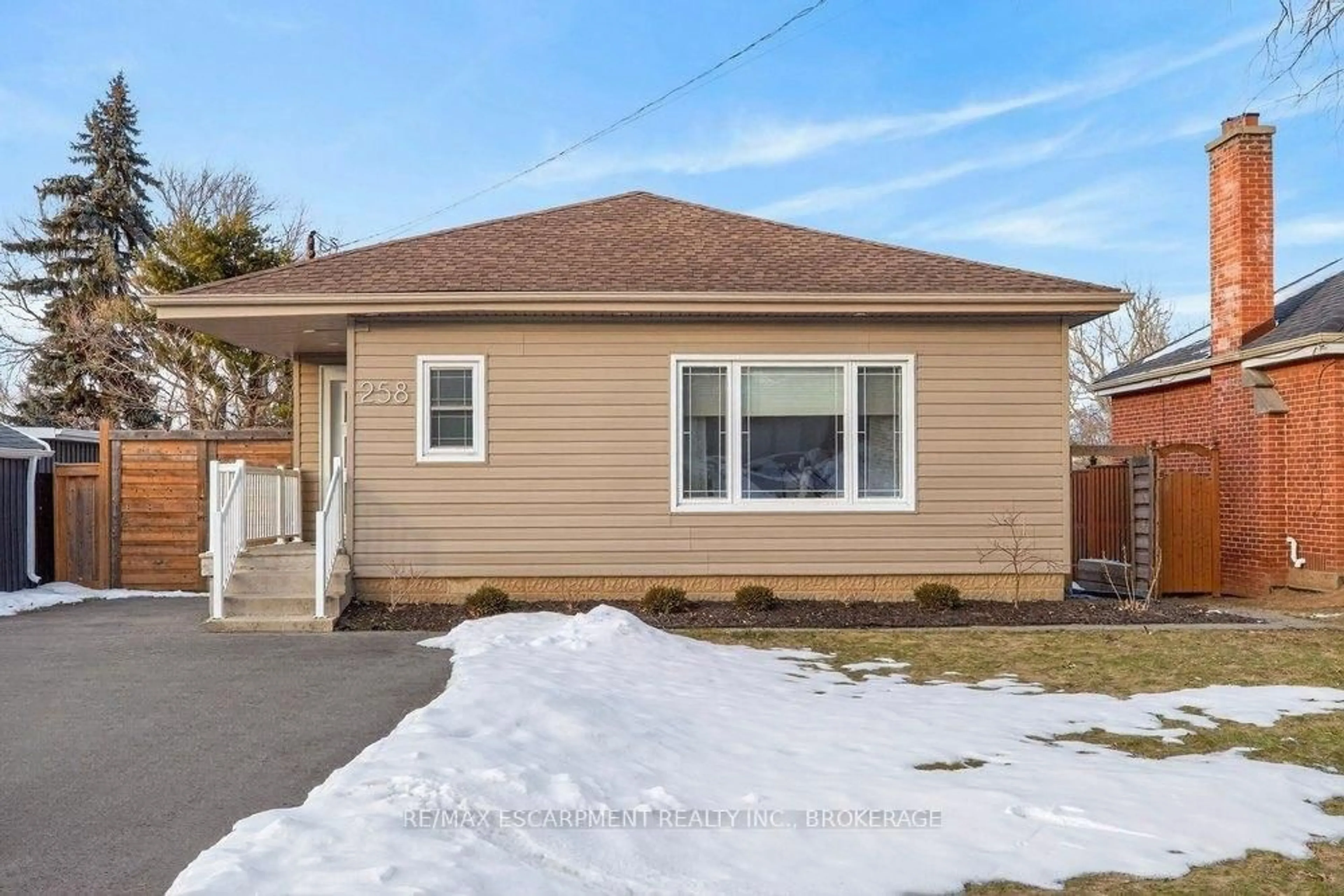 Home with vinyl exterior material, street for 258 Sanatorium Rd, Hamilton Ontario L9C 1Z9