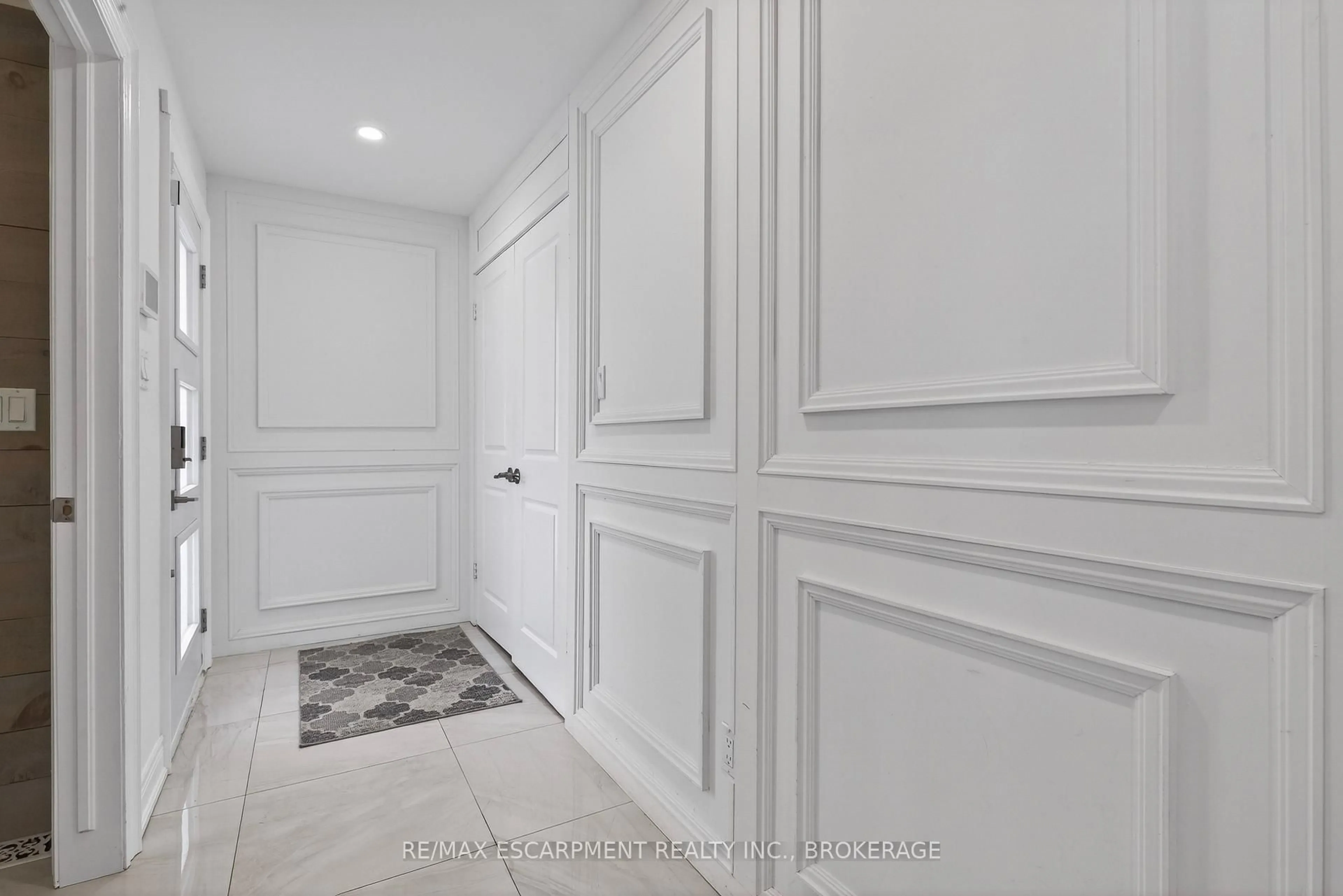 Indoor entryway for 258 Sanatorium Rd, Hamilton Ontario L9C 1Z9