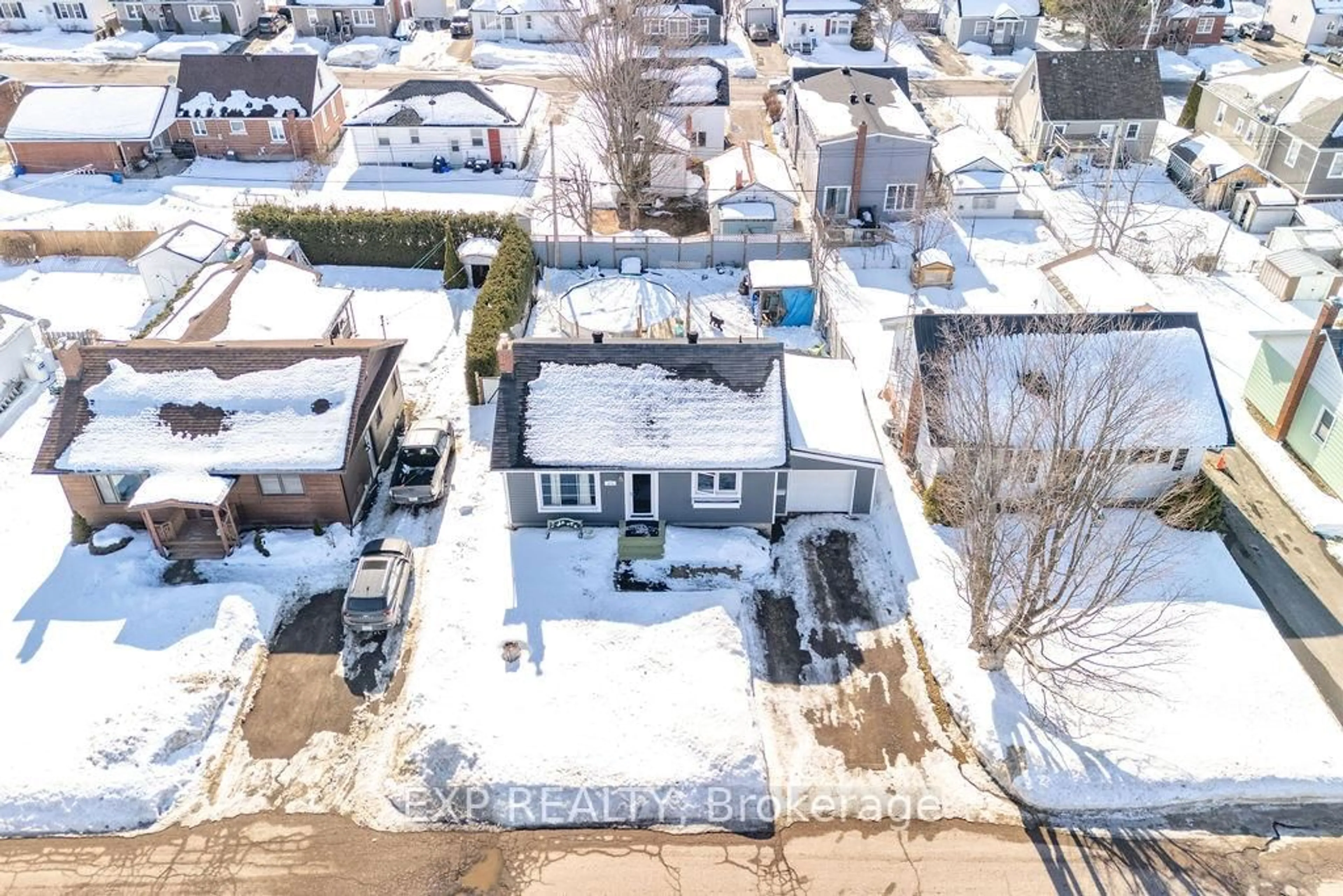 A pic from outside/outdoor area/front of a property/back of a property/a pic from drone, street for 478 New St, Renfrew Ontario K7V 1G8