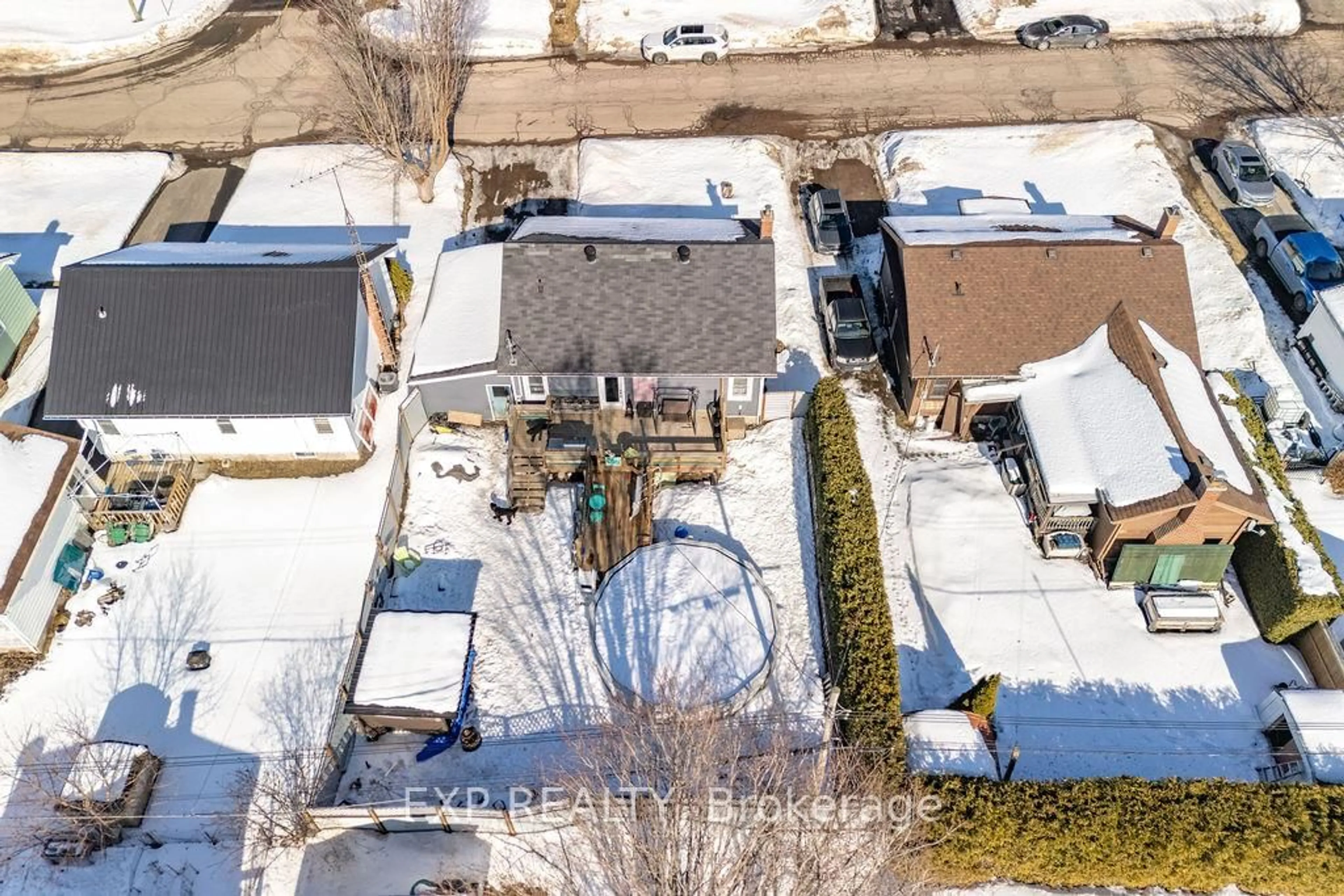 A pic from outside/outdoor area/front of a property/back of a property/a pic from drone, street for 478 New St, Renfrew Ontario K7V 1G8