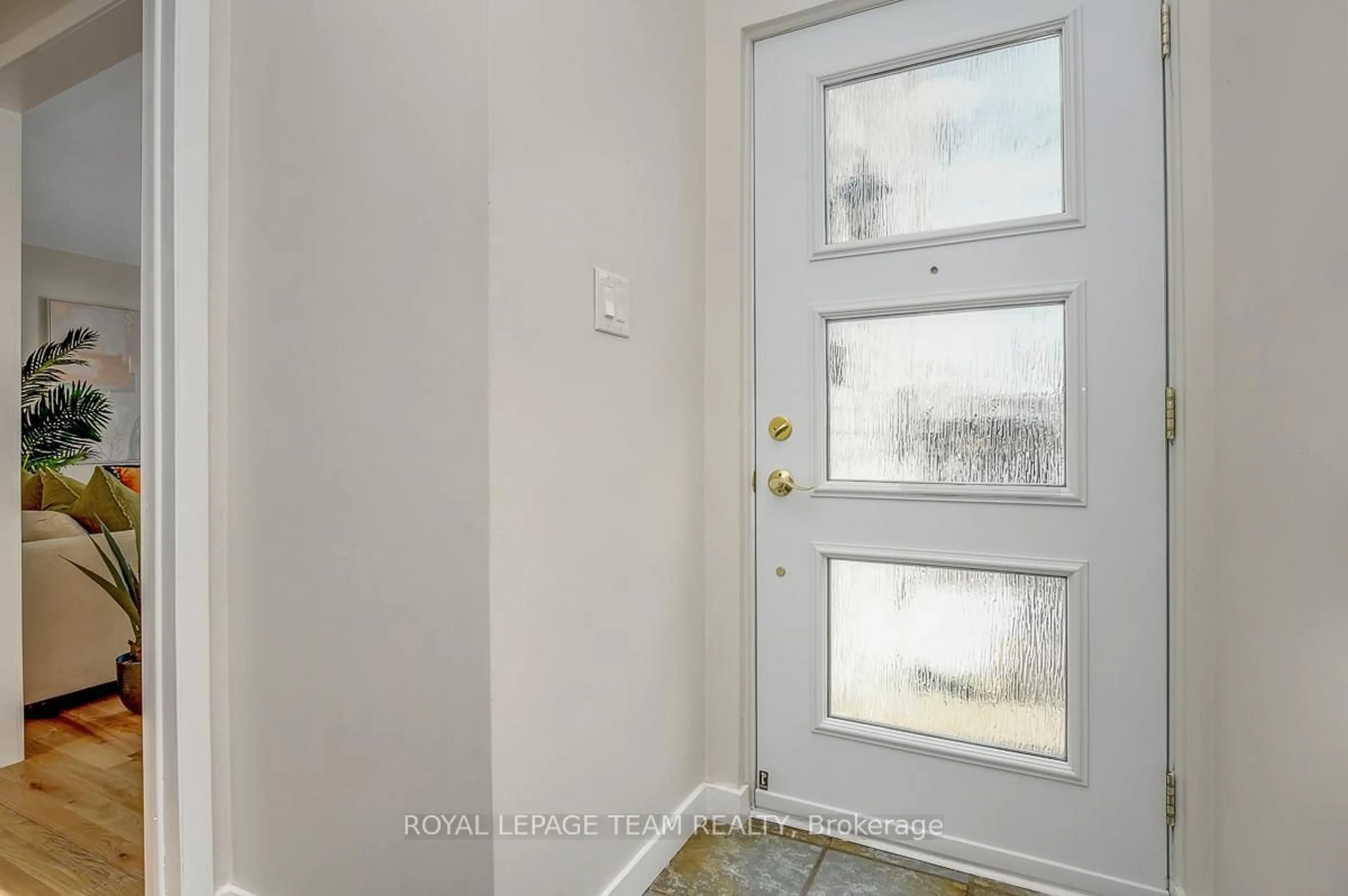 Indoor entryway for 27 Winchester Dr, Ottawa Ontario K2L 2C8