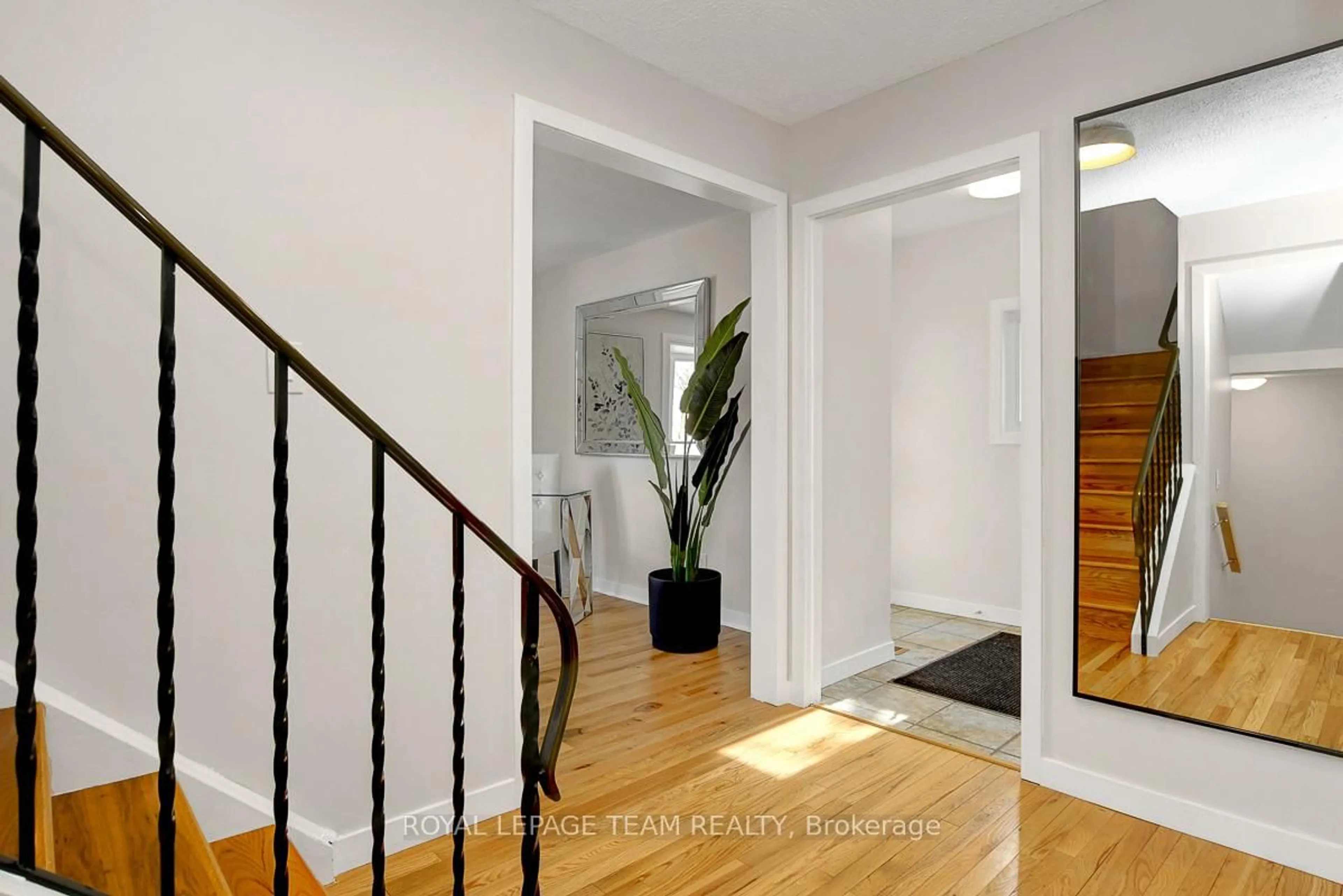 Indoor entryway for 27 Winchester Dr, Ottawa Ontario K2L 2C8