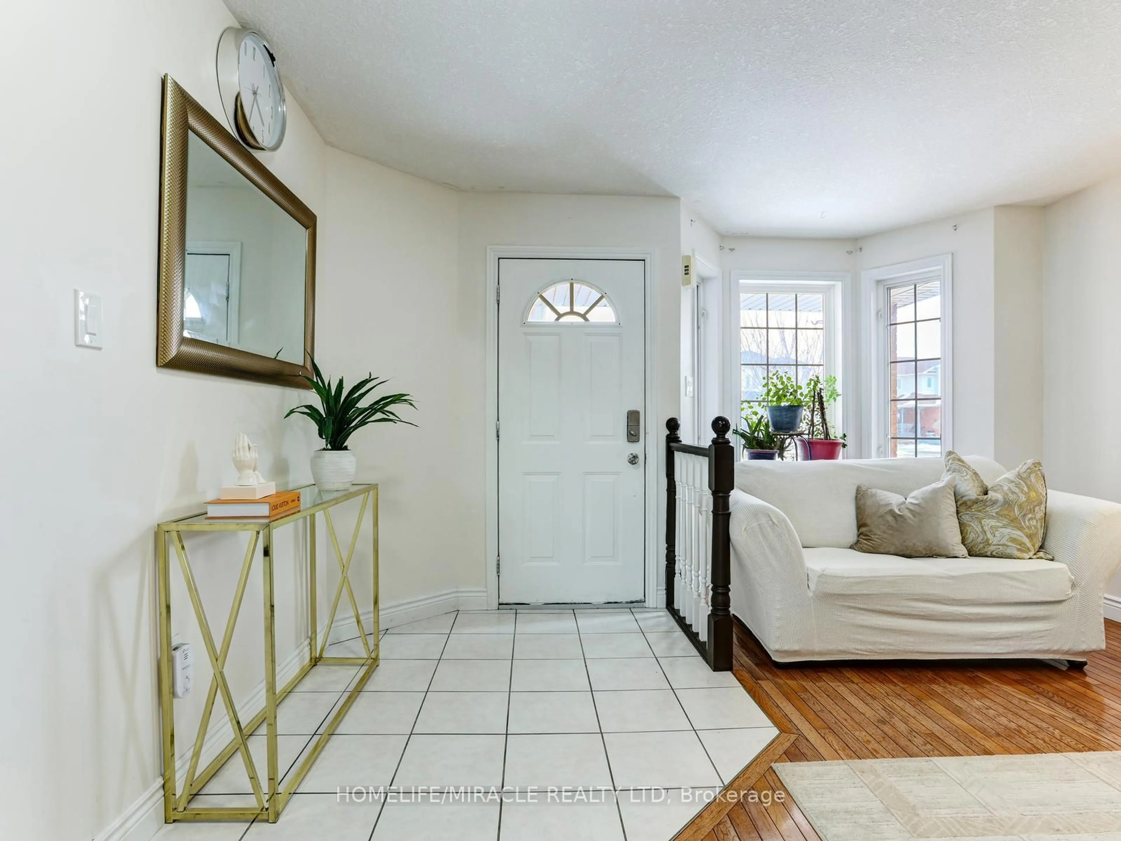 Indoor entryway for 154 Deerpath Dr, Guelph Ontario N1K 1W9