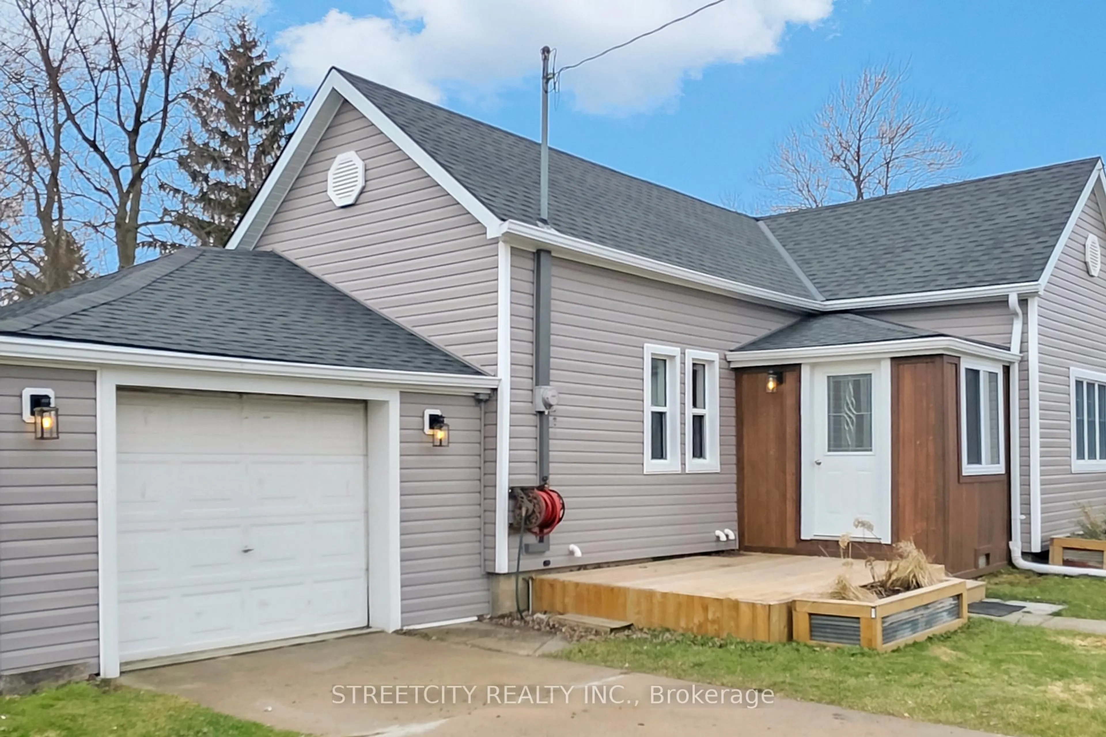 Home with vinyl exterior material, street for 190 King St, Southwest Middlesex Ontario N0L 1M0