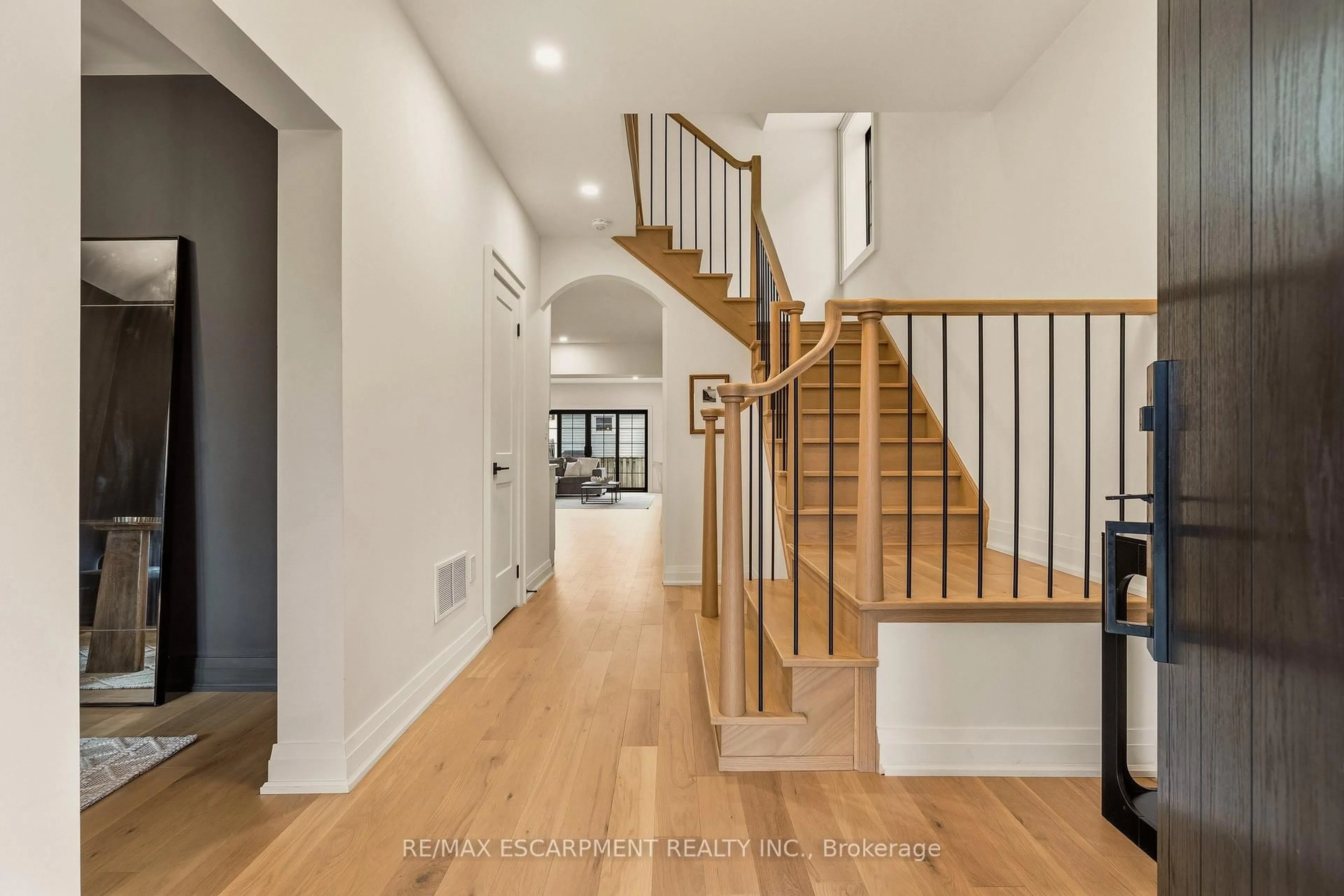 Indoor entryway for 30 MATILDA St, Hamilton Ontario L9H 2Z1