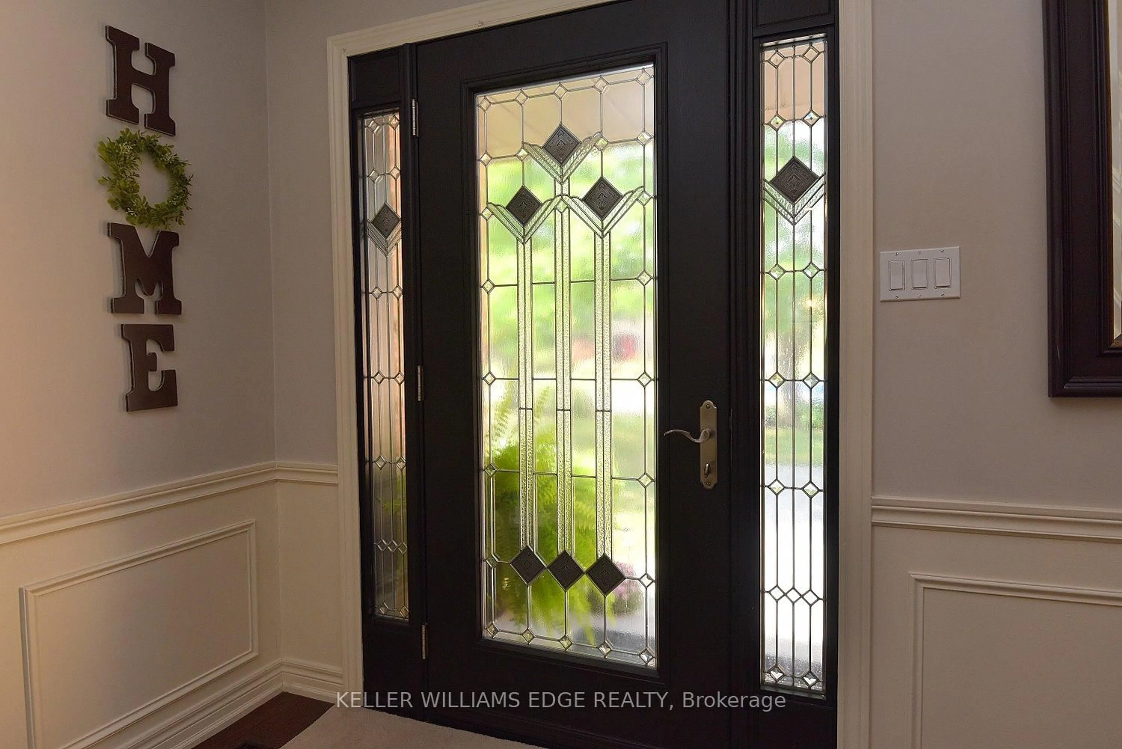 Indoor entryway for 18 Charterhouse Cres, Hamilton Ontario L9G 4E5