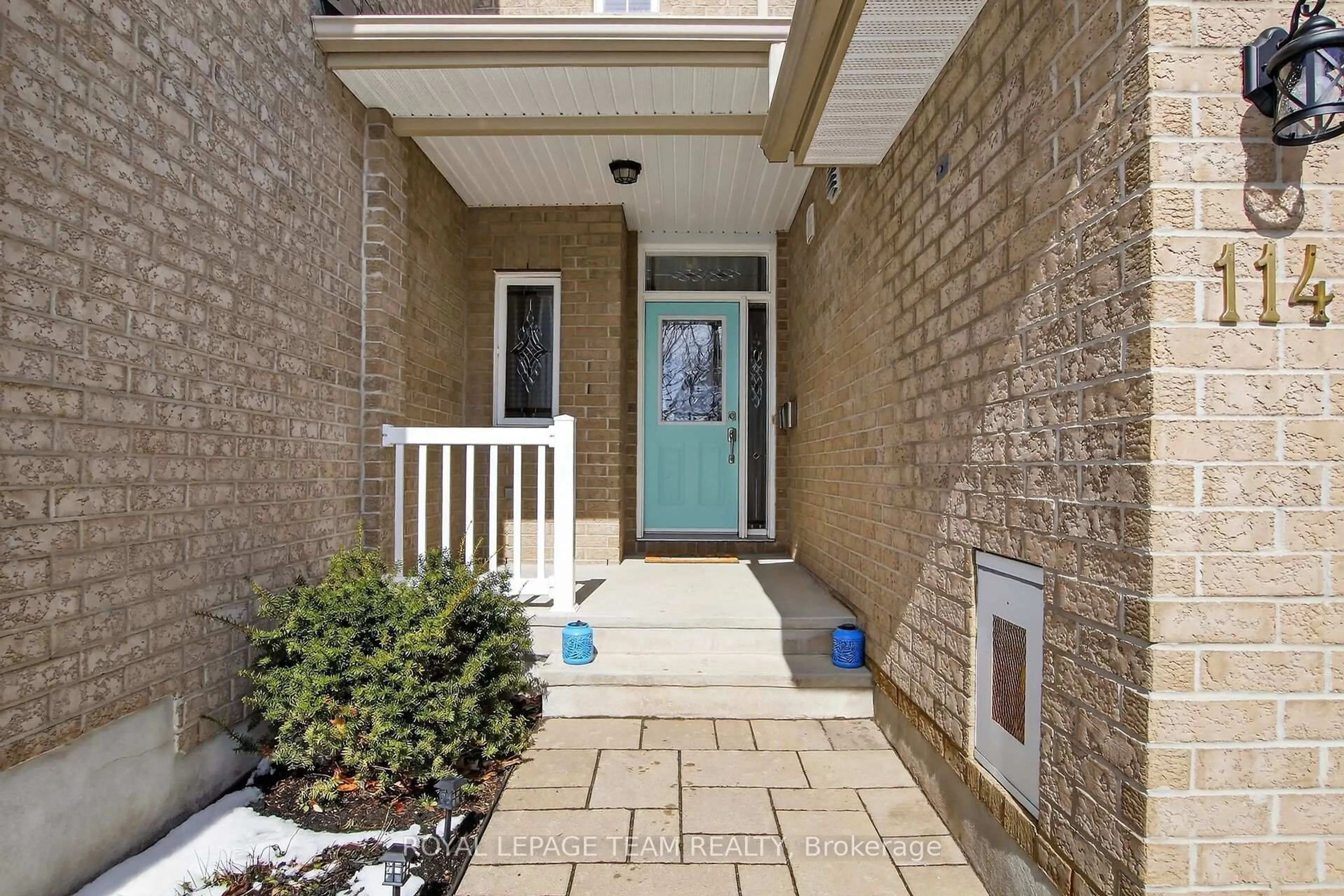 Indoor entryway for 114 Tandalee Cres, Ottawa Ontario K2M 0A1