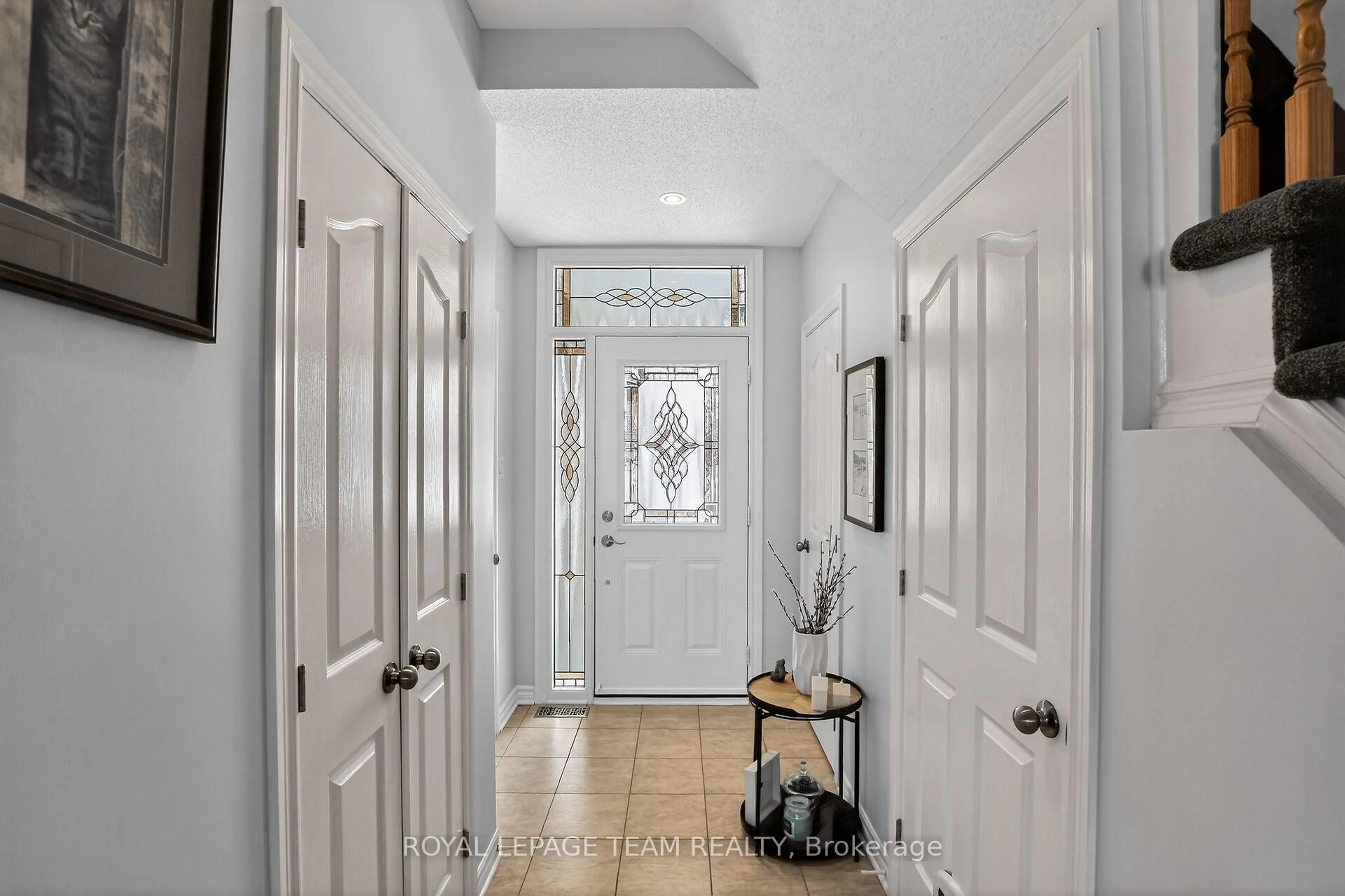 Indoor entryway for 114 Tandalee Cres, Ottawa Ontario K2M 0A1