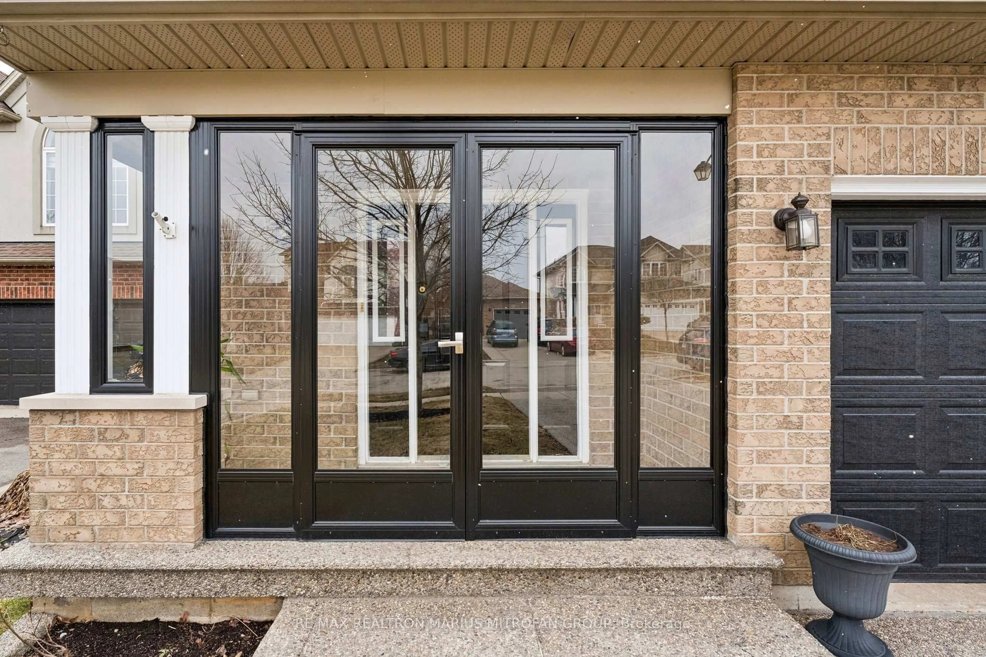 Indoor entryway for 58 Whiterock Ave, Hamilton Ontario L0R 1W0