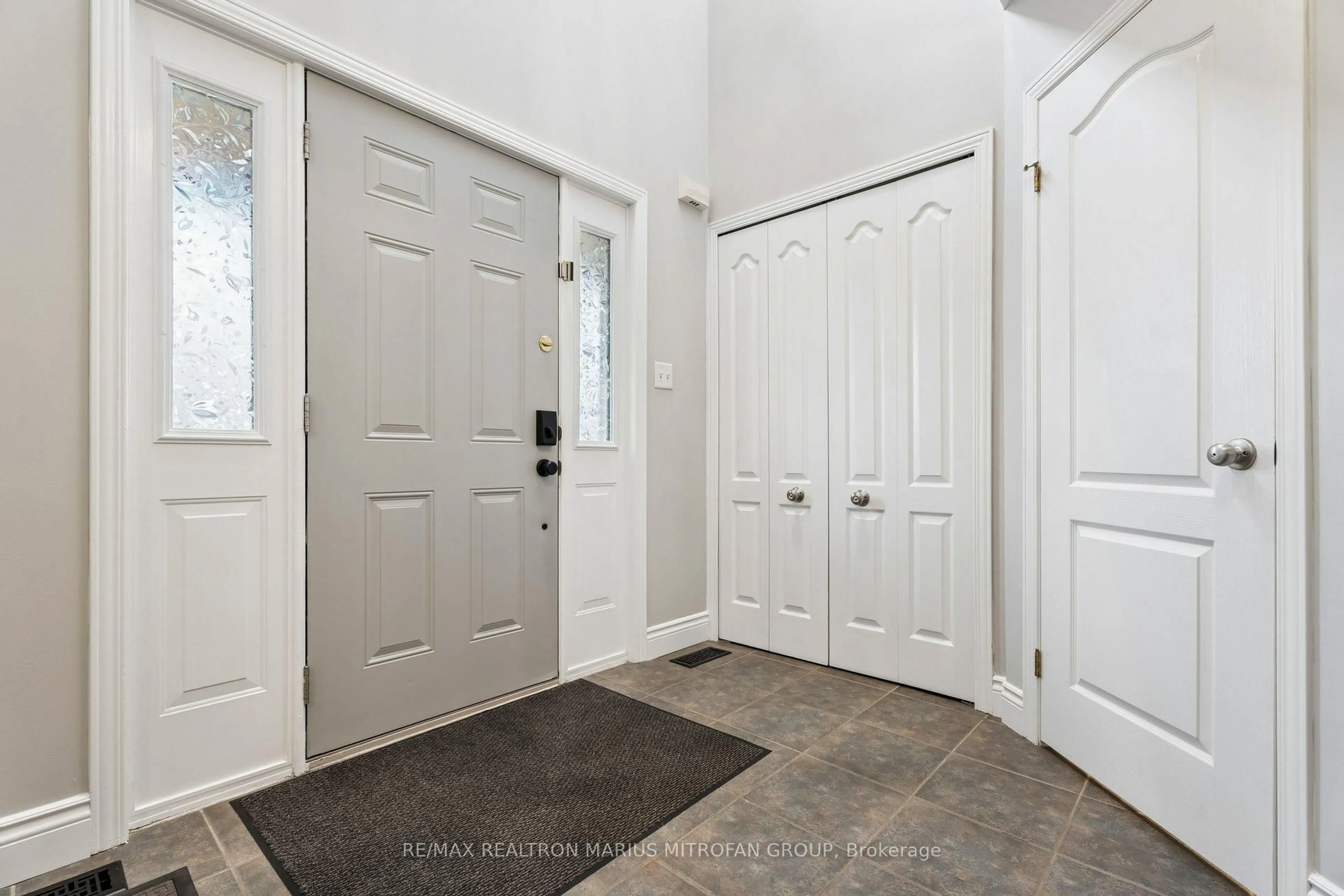 Indoor entryway for 58 Whiterock Ave, Hamilton Ontario L0R 1W0