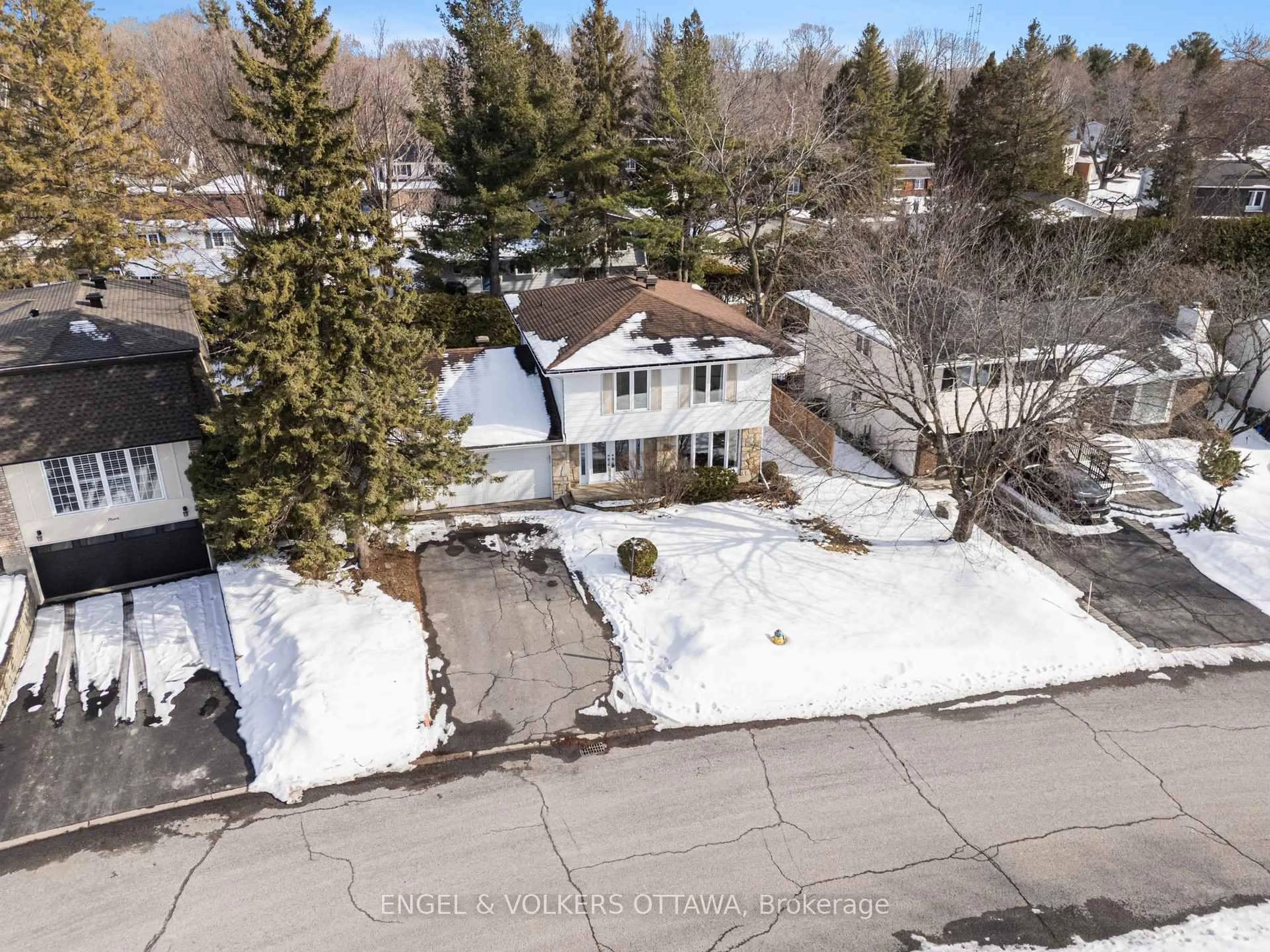 A pic from outside/outdoor area/front of a property/back of a property/a pic from drone, street for 11 Glendenning Dr, Ottawa Ontario K2H 7Z1
