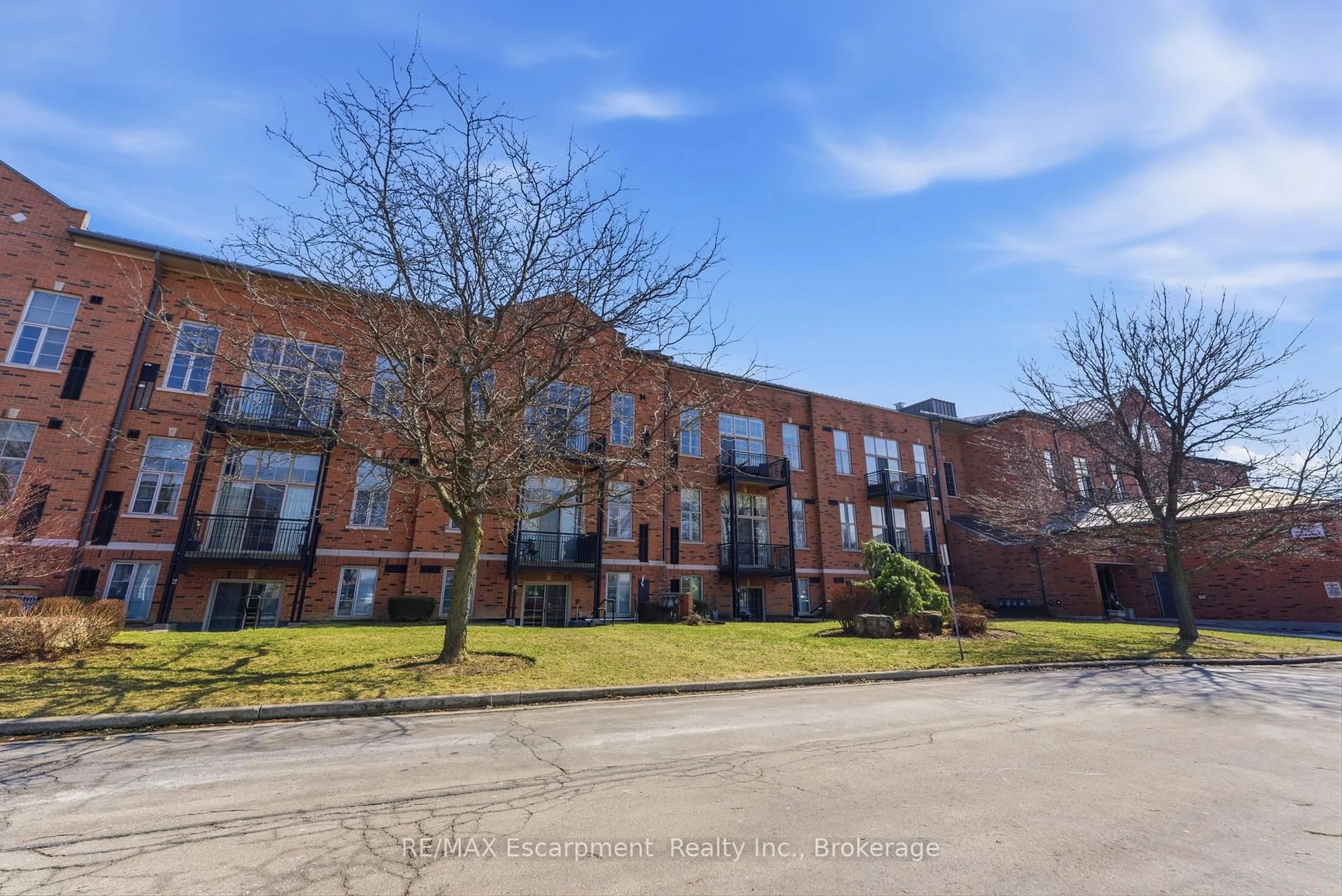 A pic from outside/outdoor area/front of a property/back of a property/a pic from drone, building for 262 DUNDAS St #322, Hamilton Ontario L8B 1A9