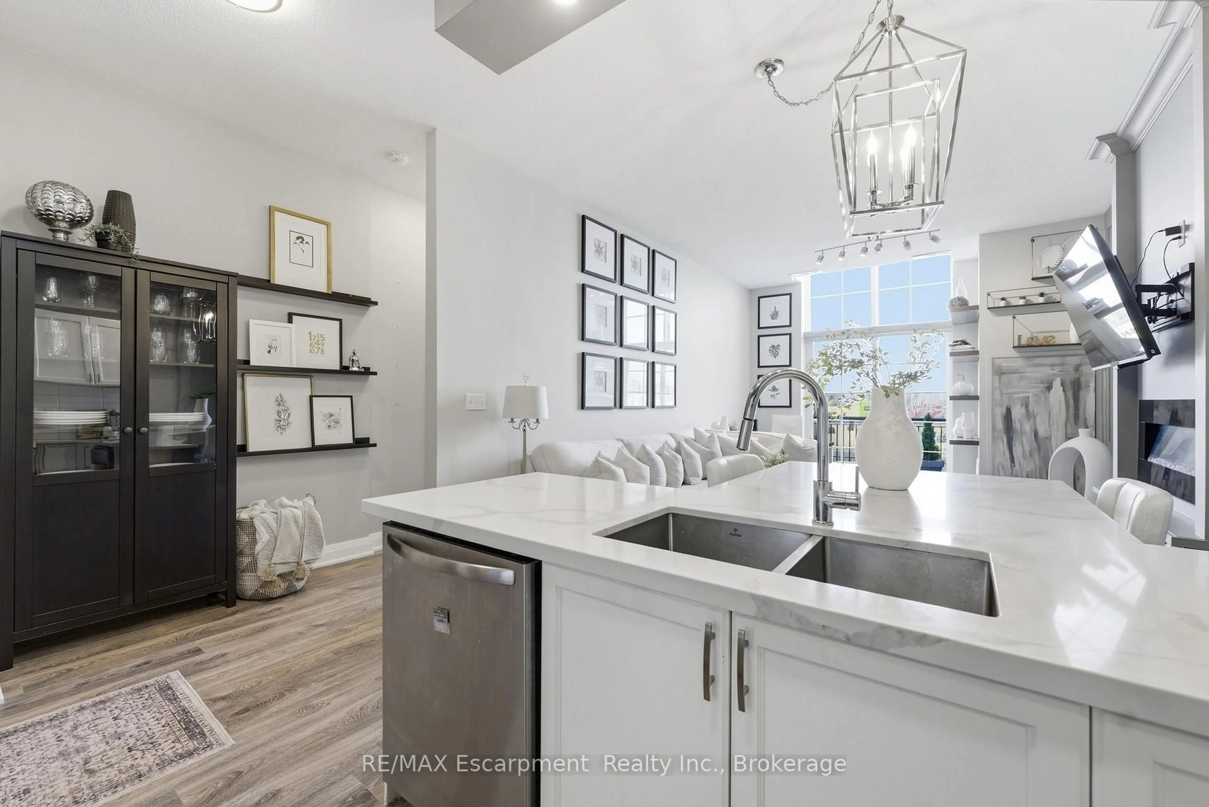 Open concept kitchen, ceramic/tile floor for 262 DUNDAS St #322, Hamilton Ontario L8B 1A9