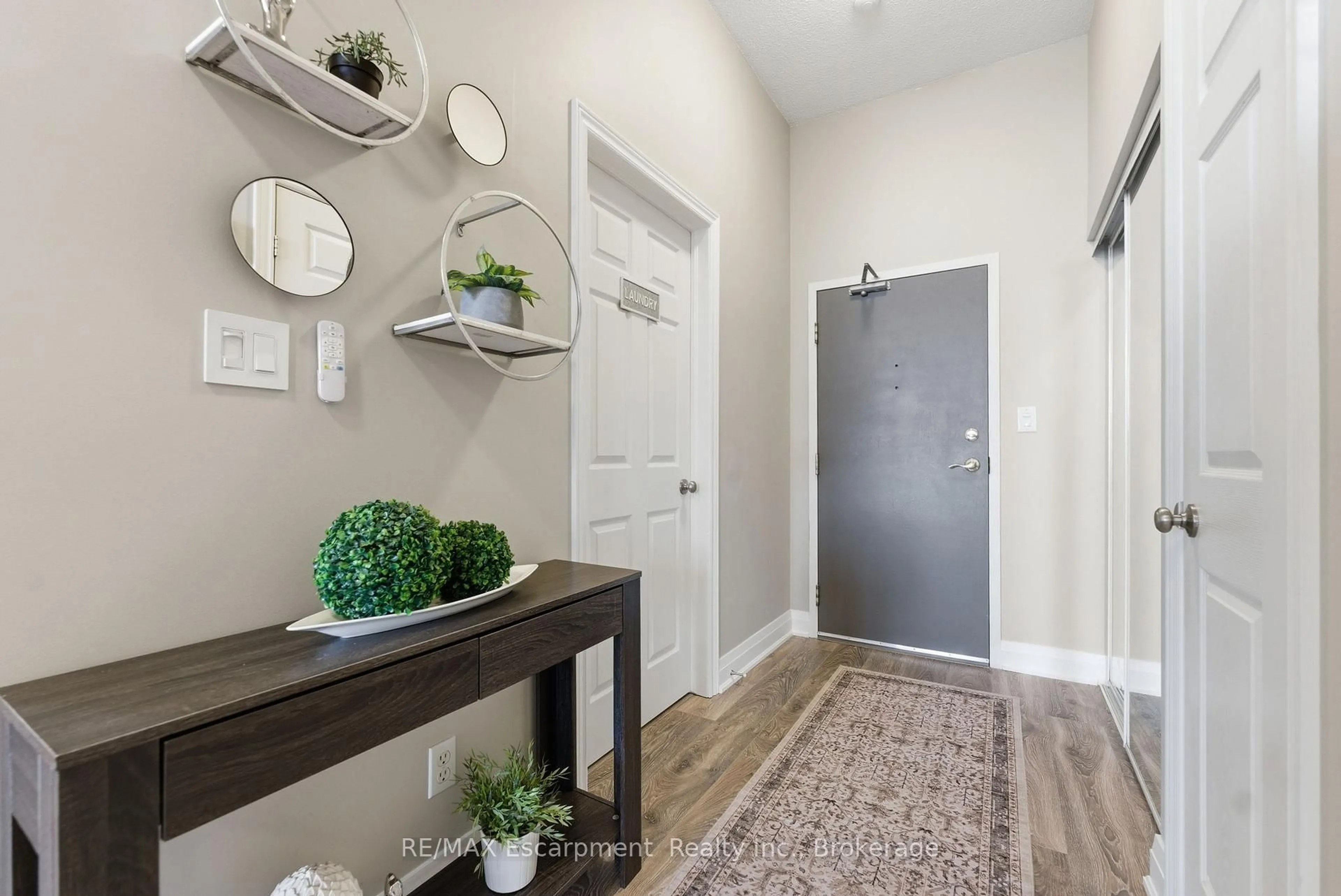 Indoor entryway for 262 DUNDAS St #322, Hamilton Ontario L8B 1A9