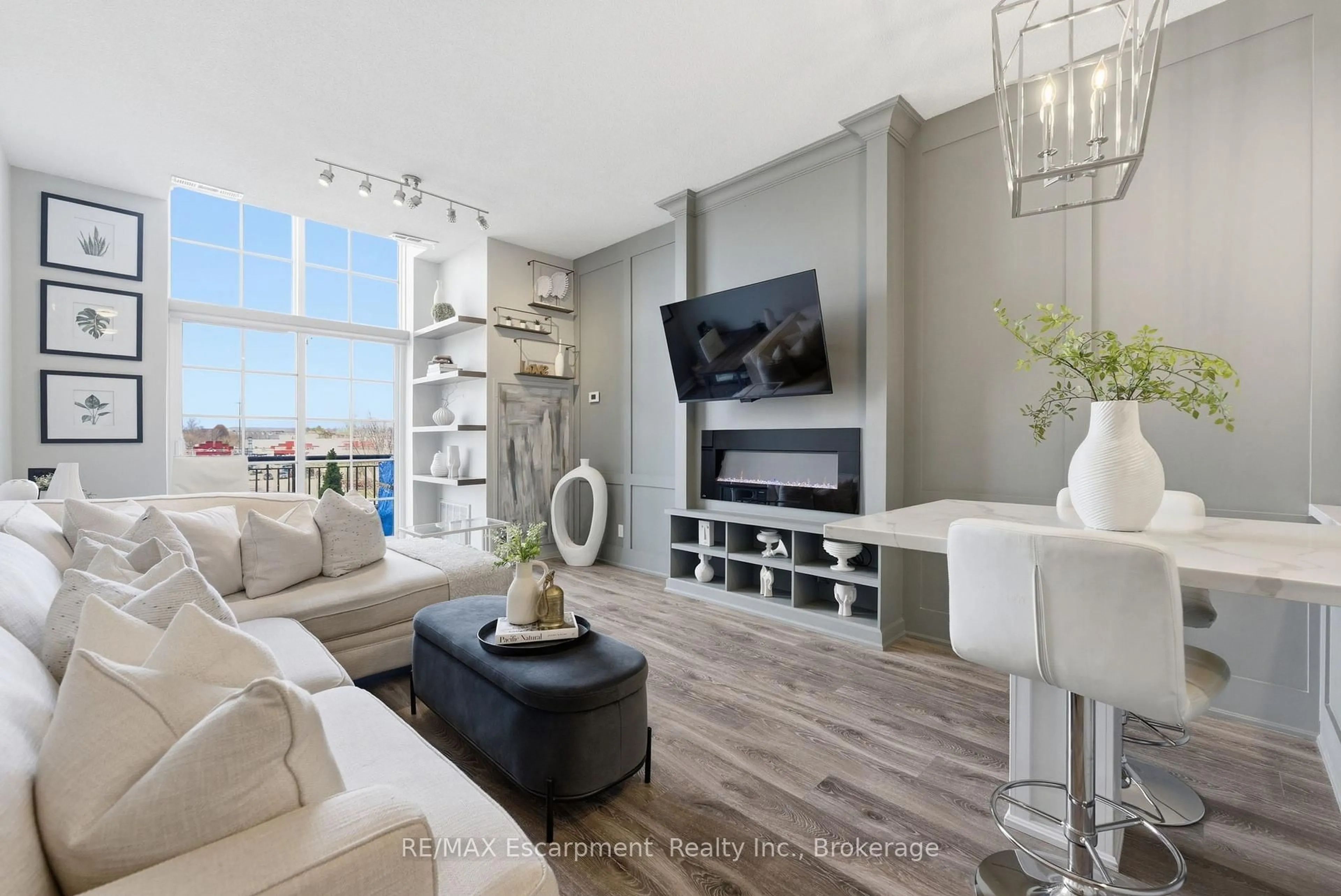 Living room with furniture, unknown for 262 DUNDAS St #322, Hamilton Ontario L8B 1A9