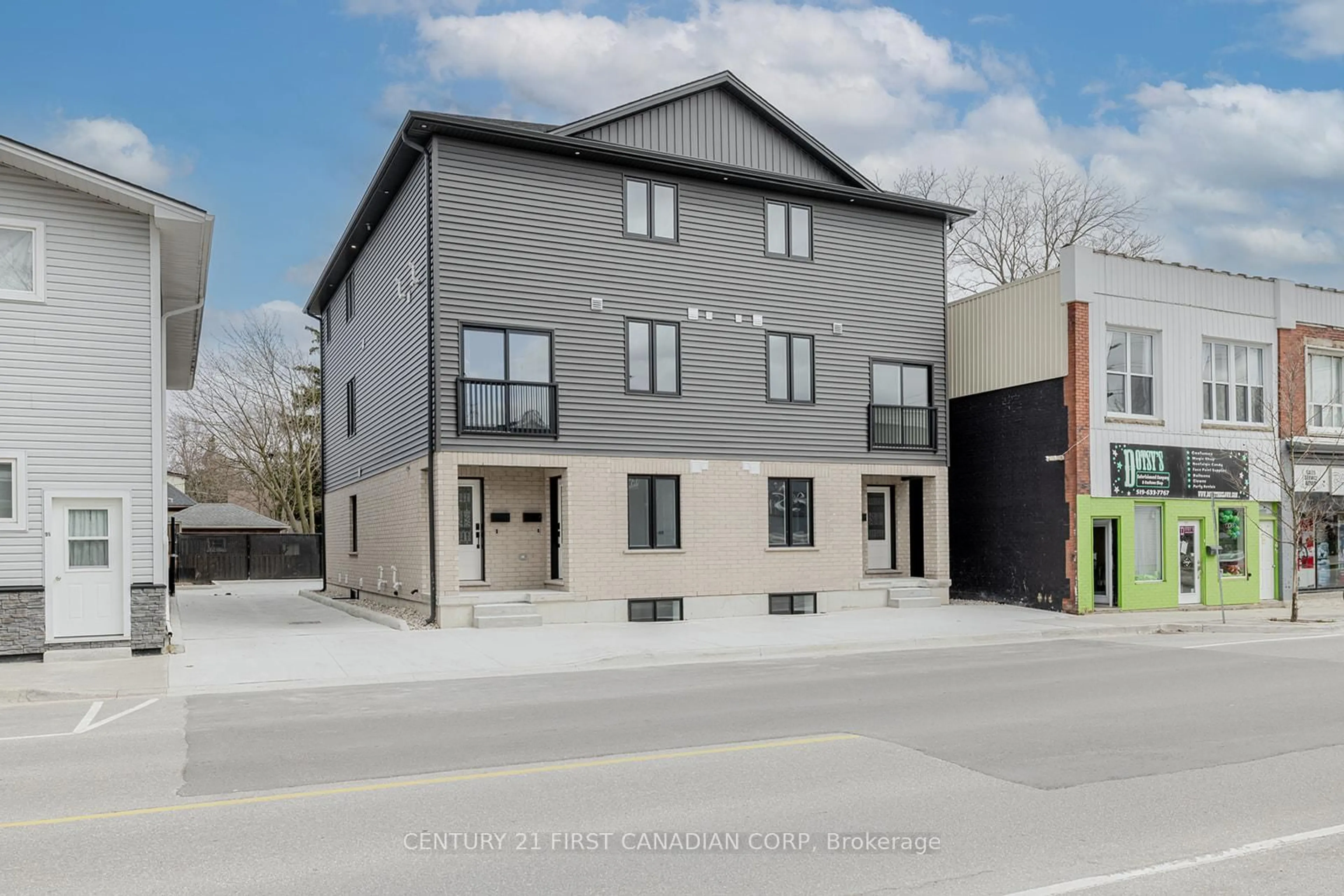 A pic from outside/outdoor area/front of a property/back of a property/a pic from drone, street for 109 Ross St, St. Thomas Ontario N5R 3X8