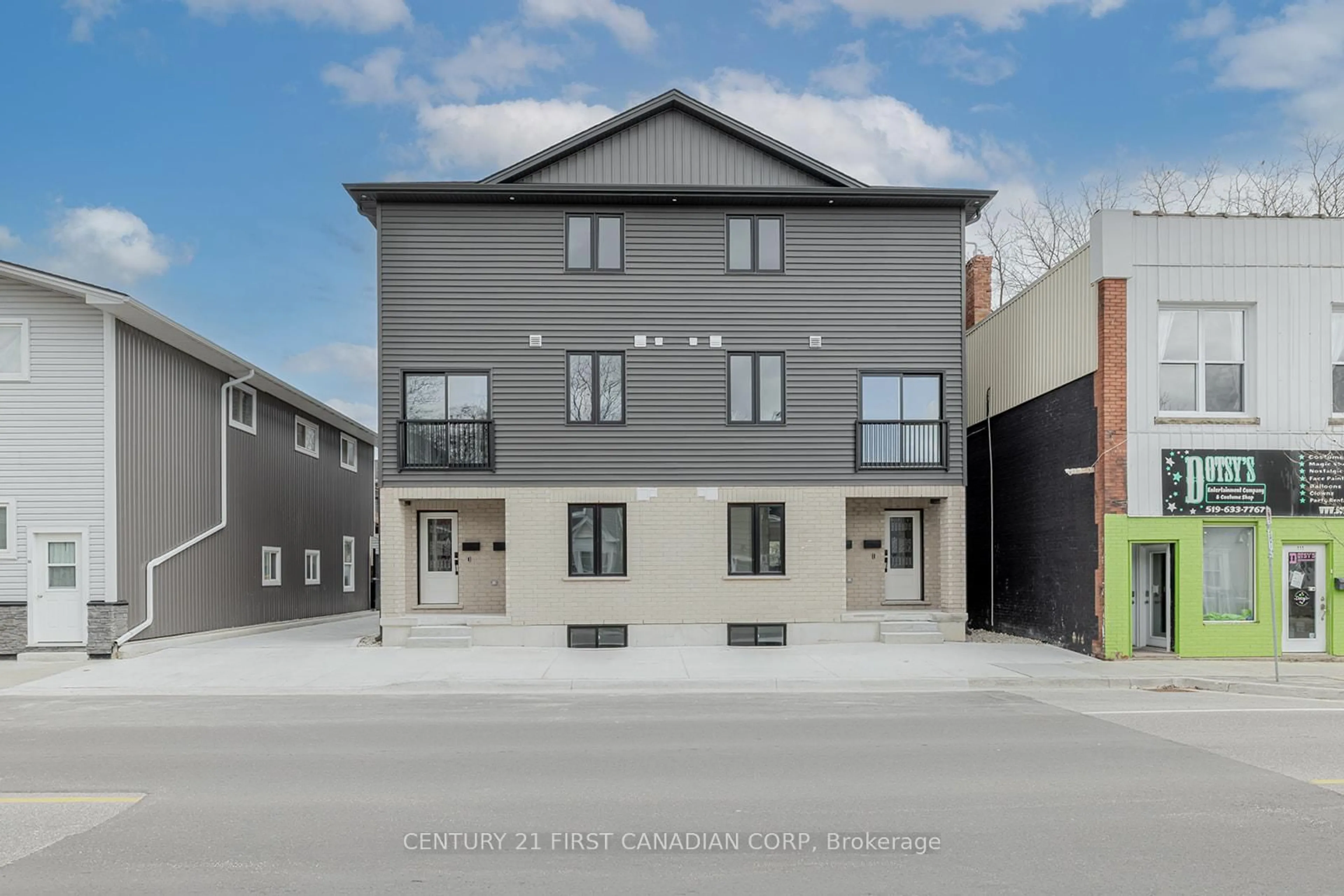 A pic from outside/outdoor area/front of a property/back of a property/a pic from drone, building for 109 Ross St, St. Thomas Ontario N5R 3X8