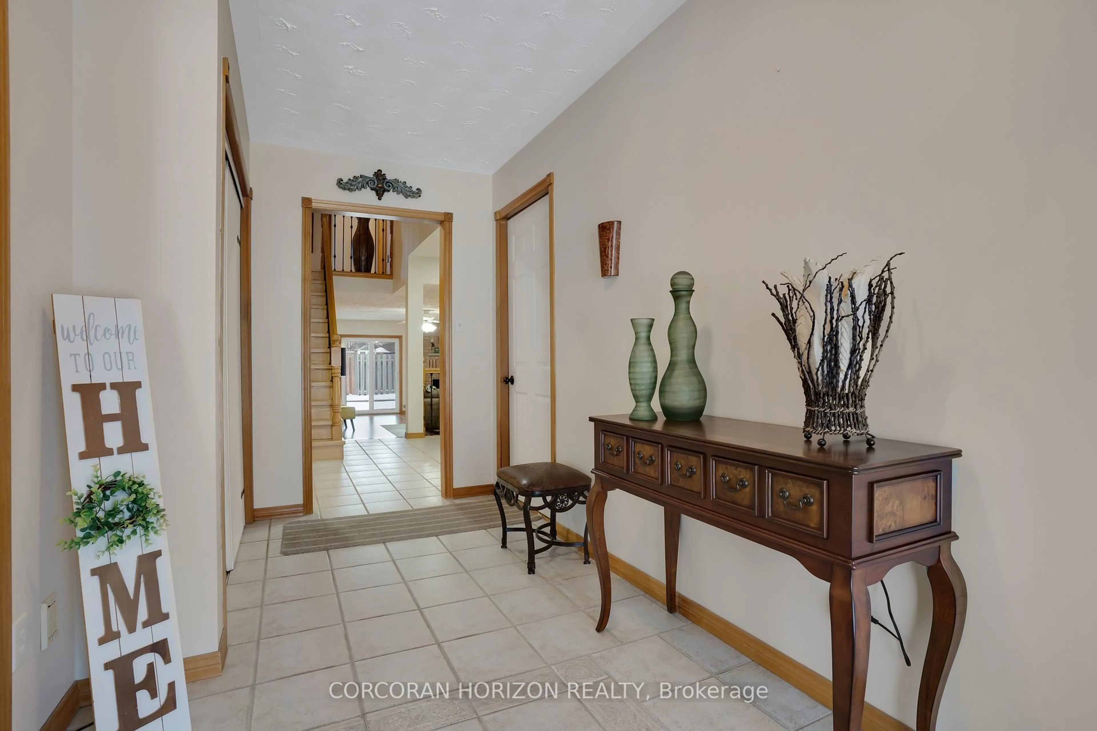 Indoor foyer for 35 Southview Cres, Cambridge Ontario N1P 1A3