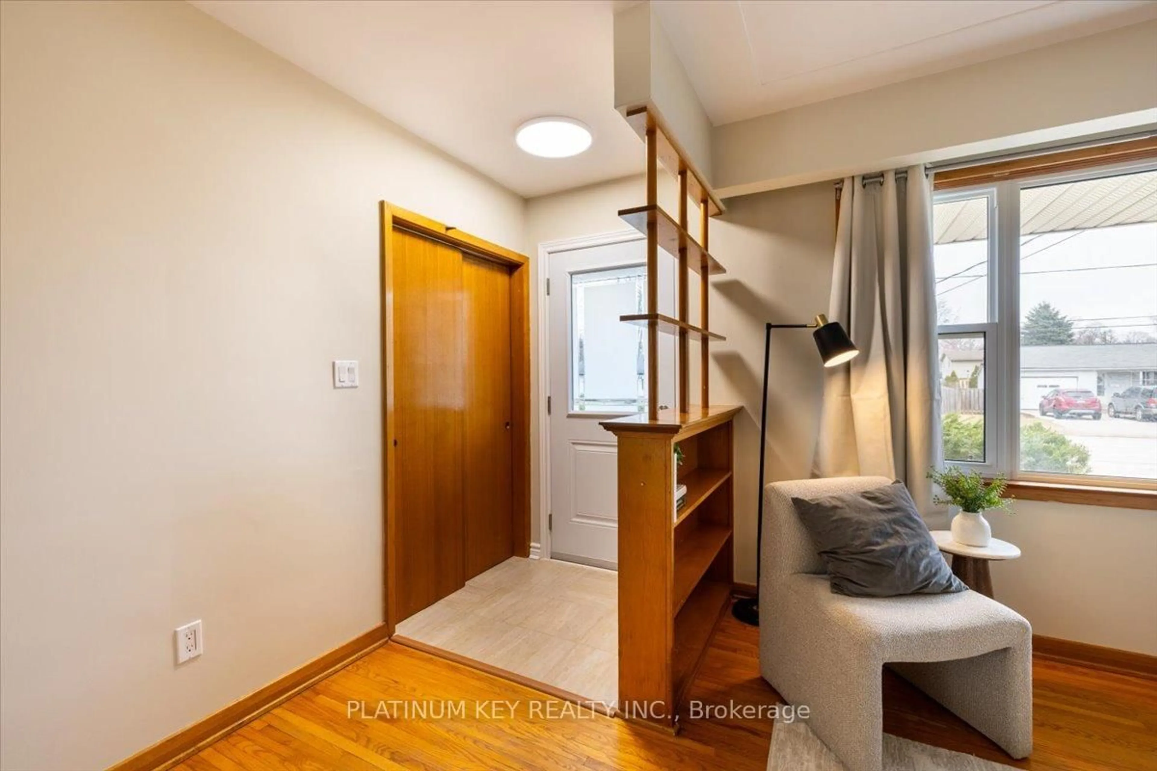 Indoor entryway for 196 Mckellar St, Strathroy-Caradoc Ontario N7G 2Y4