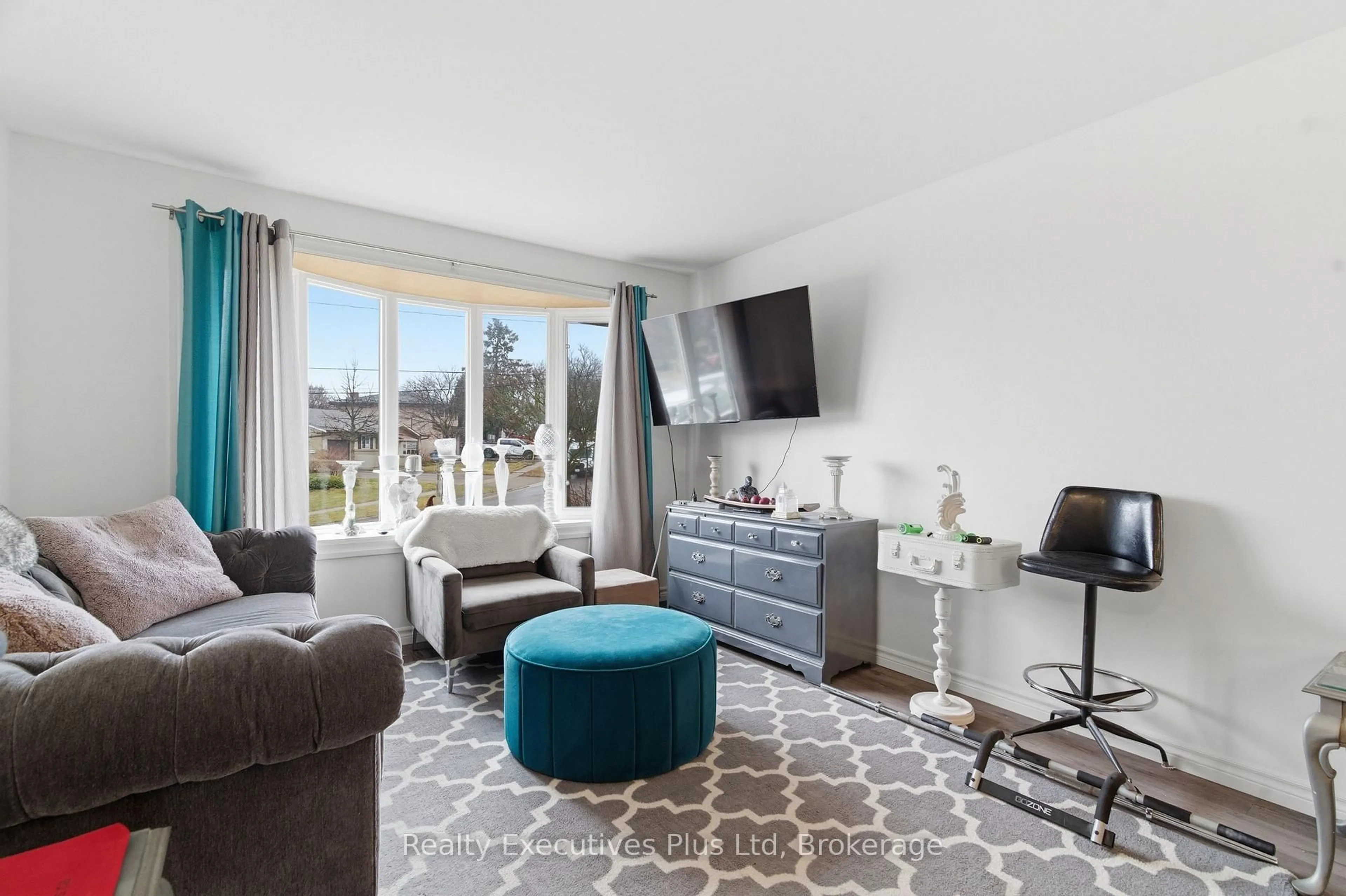 Living room with furniture, carpet floor for 90 Western Ave, Guelph Ontario N1H 6A8