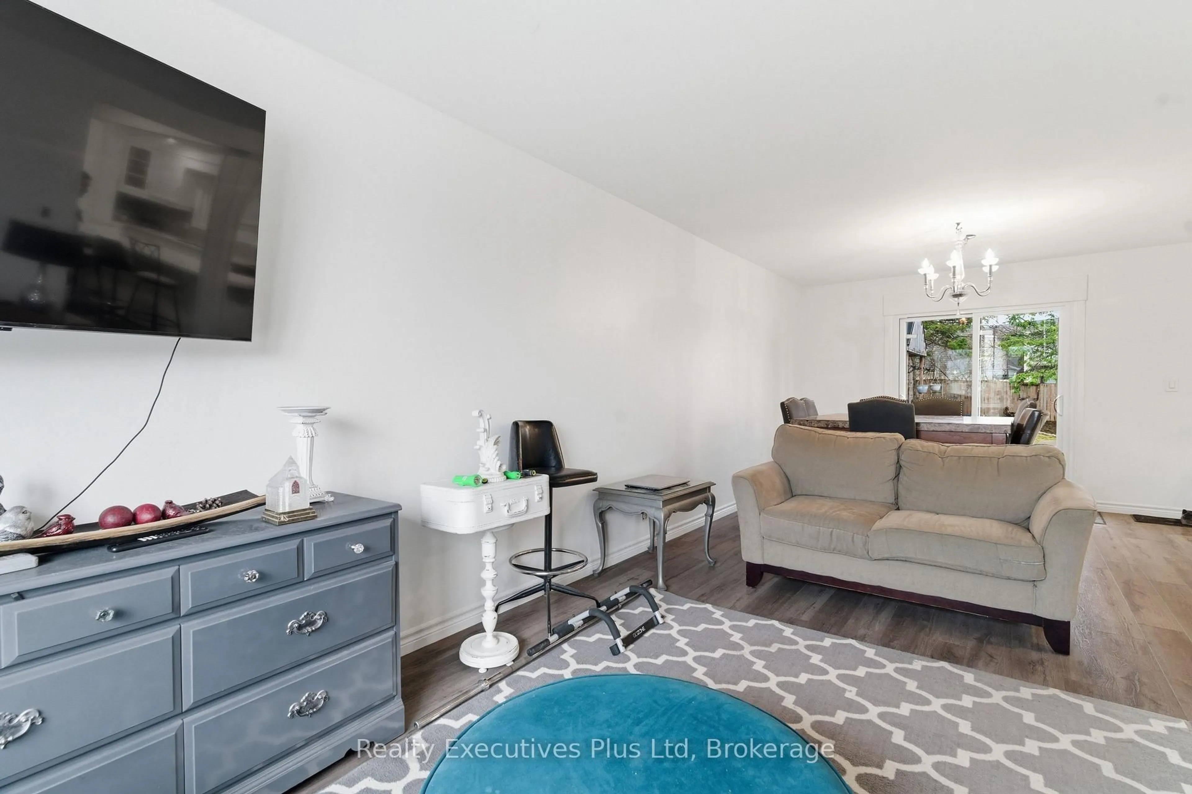 Living room with furniture, unknown for 90 Western Ave, Guelph Ontario N1H 6A8