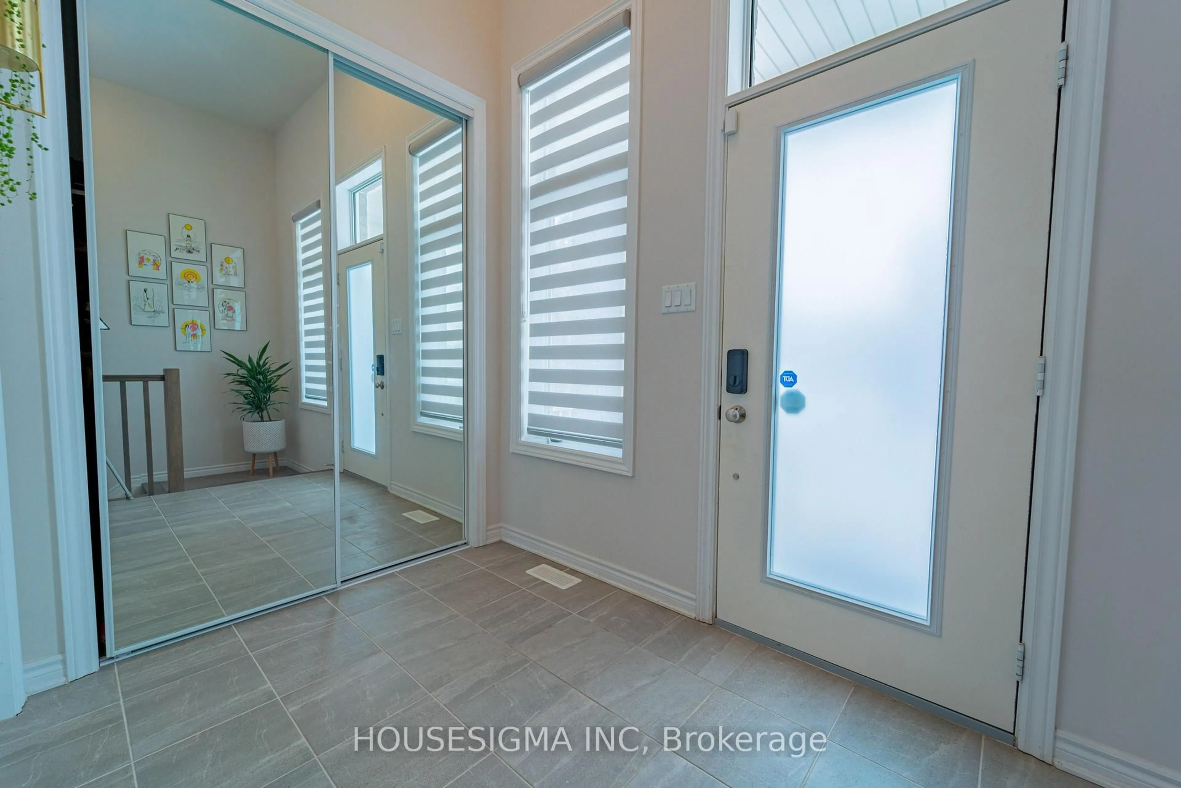 Indoor entryway for 547 PONTHIEU Circ, Ottawa Ontario K1W 0N5