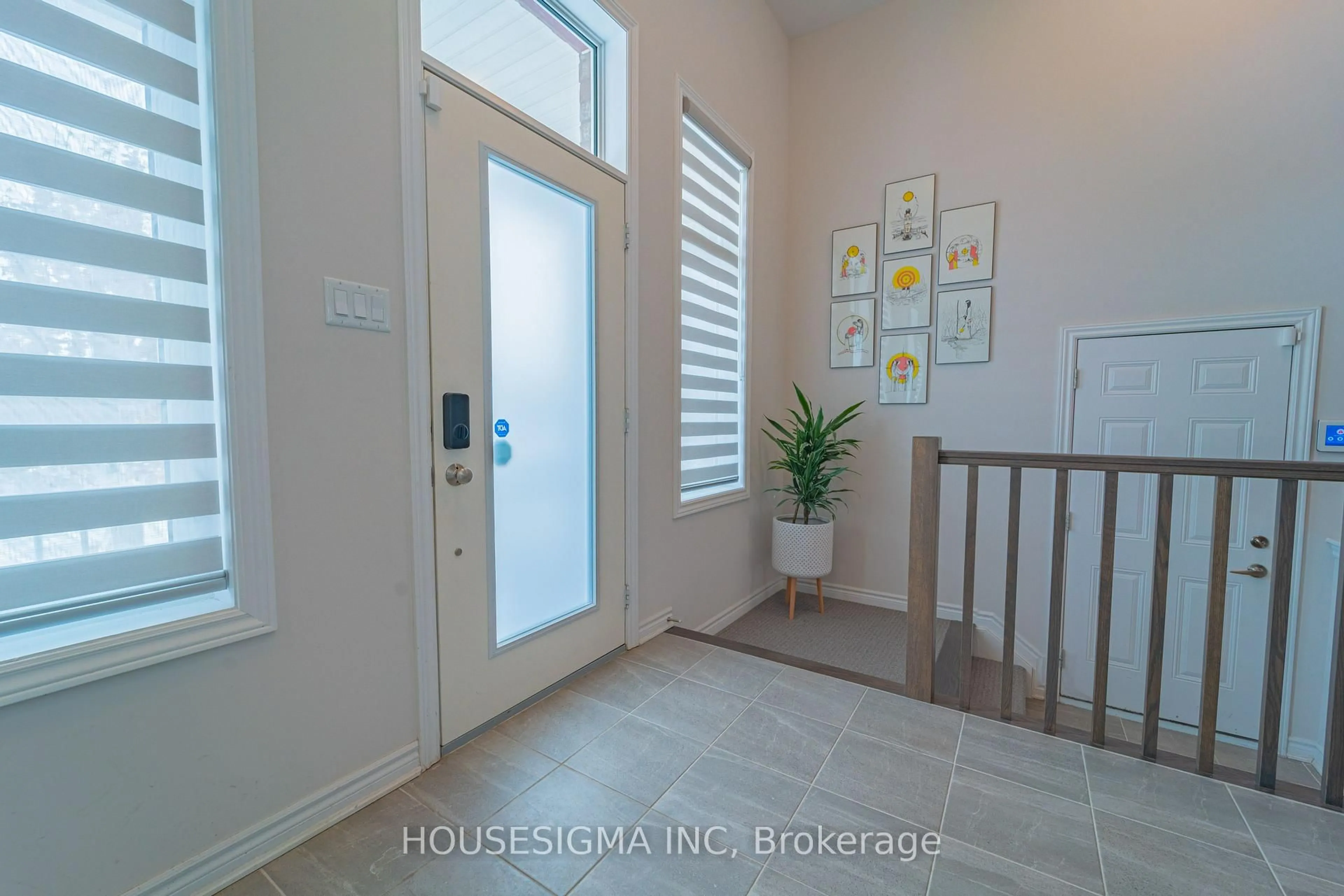 Indoor entryway for 547 PONTHIEU Circ, Ottawa Ontario K1W 0N5