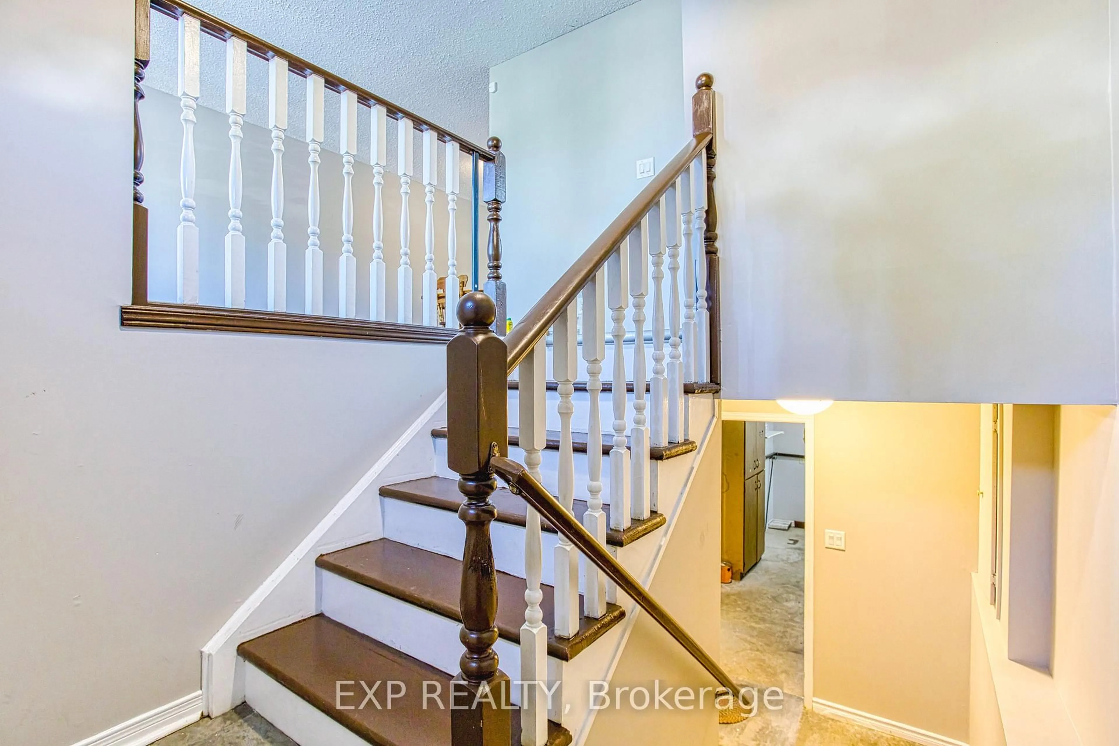 Stairs for 6548 Laguna Crt, Niagara Falls Ontario L2H 2W3
