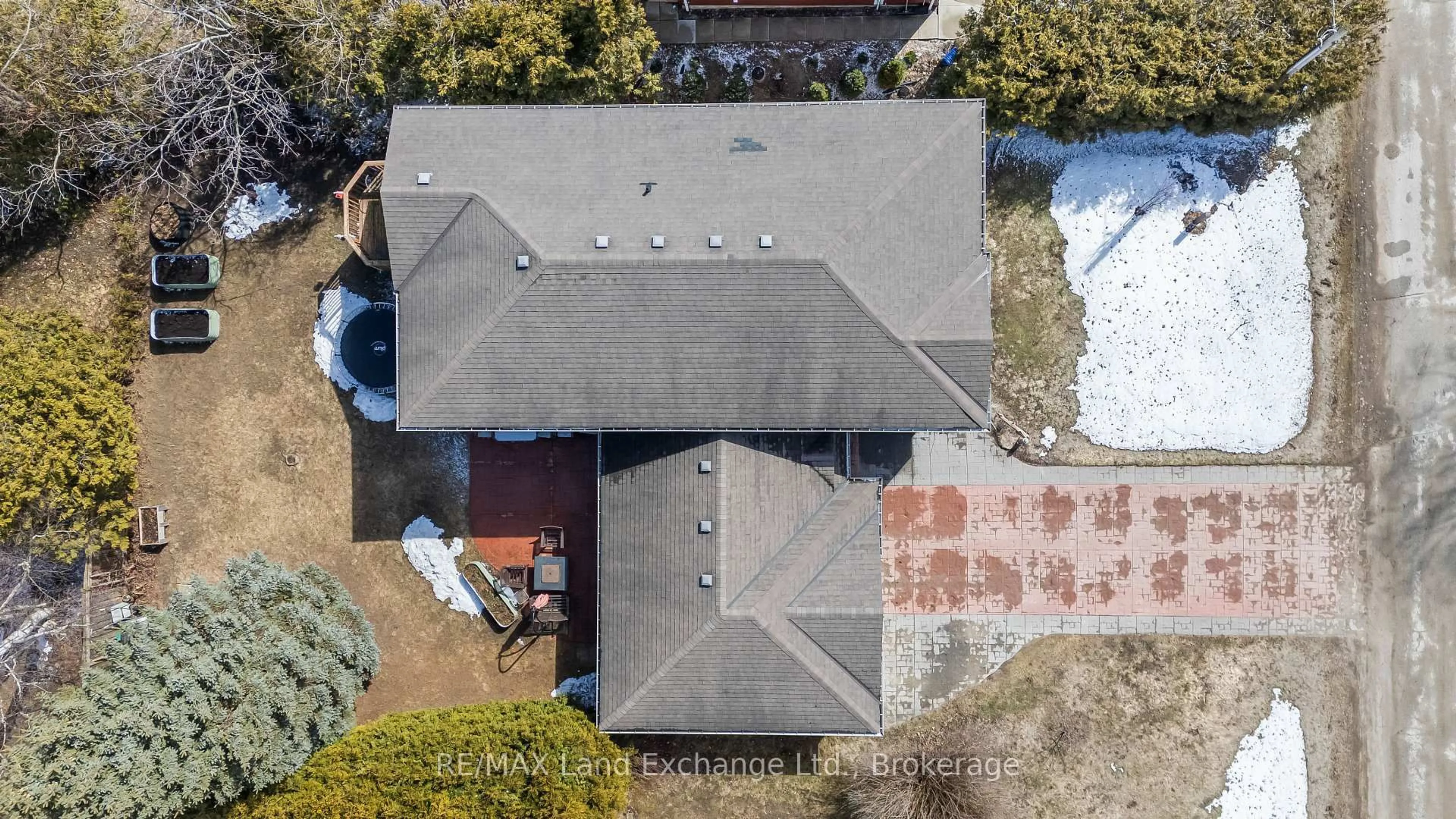 A pic from outside/outdoor area/front of a property/back of a property/a pic from drone, unknown for 344 Lansdowne St, Saugeen Shores Ontario N0H 2L0