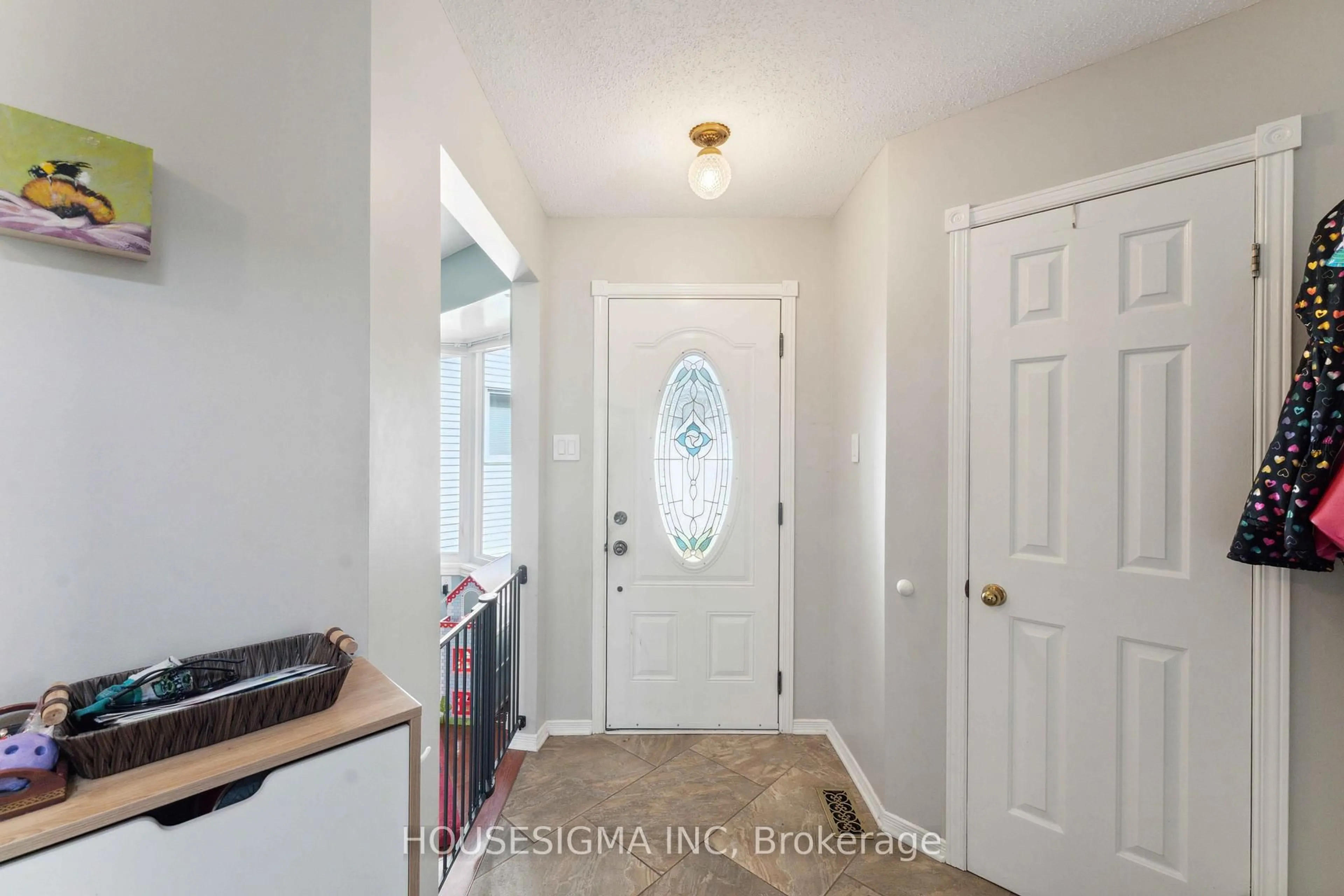 Indoor entryway for 1278 Gregory Crt, Ottawa Ontario K1J 9B2