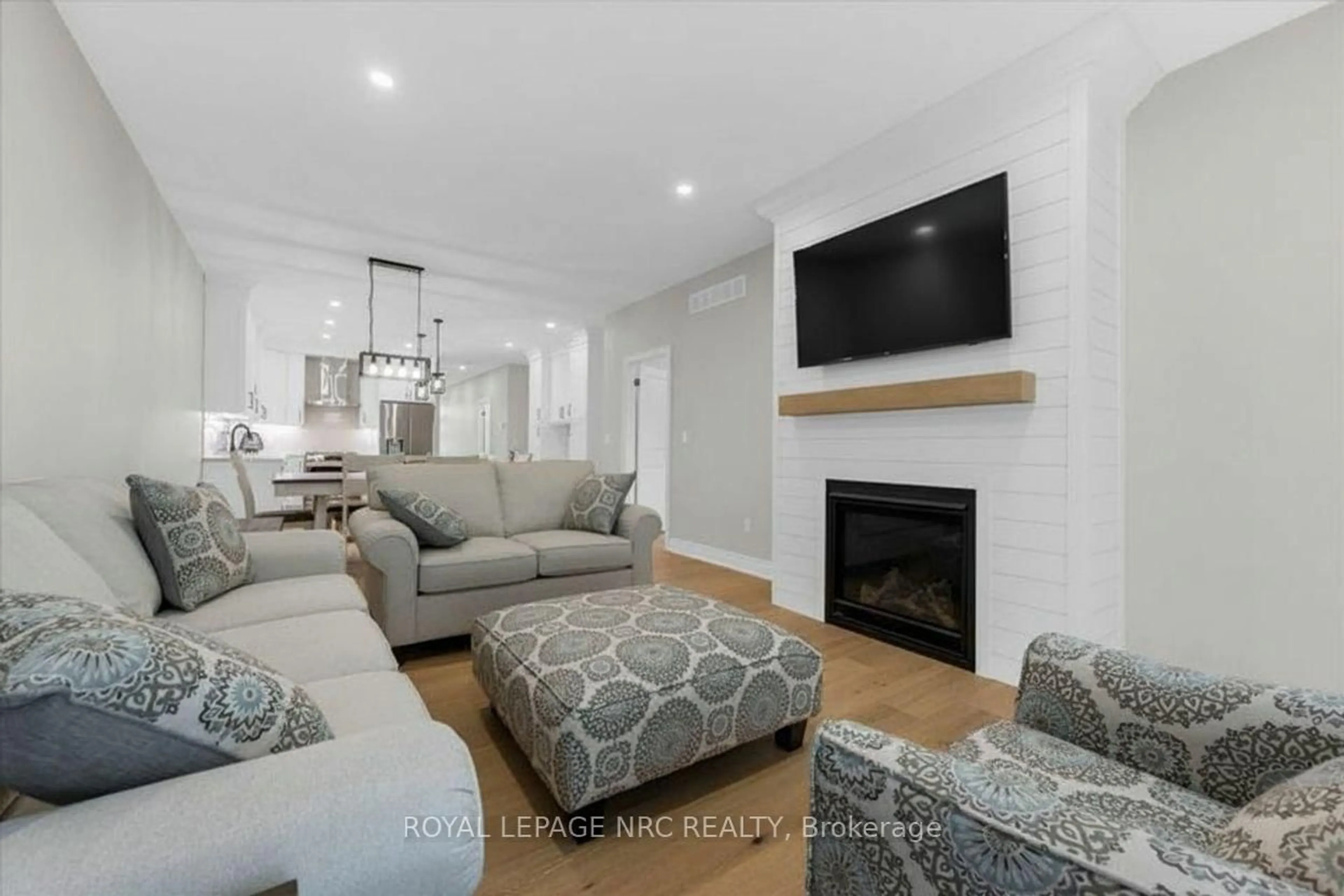 Living room with furniture, unknown for 736 Clarence St, Port Colborne Ontario L3K 0A8