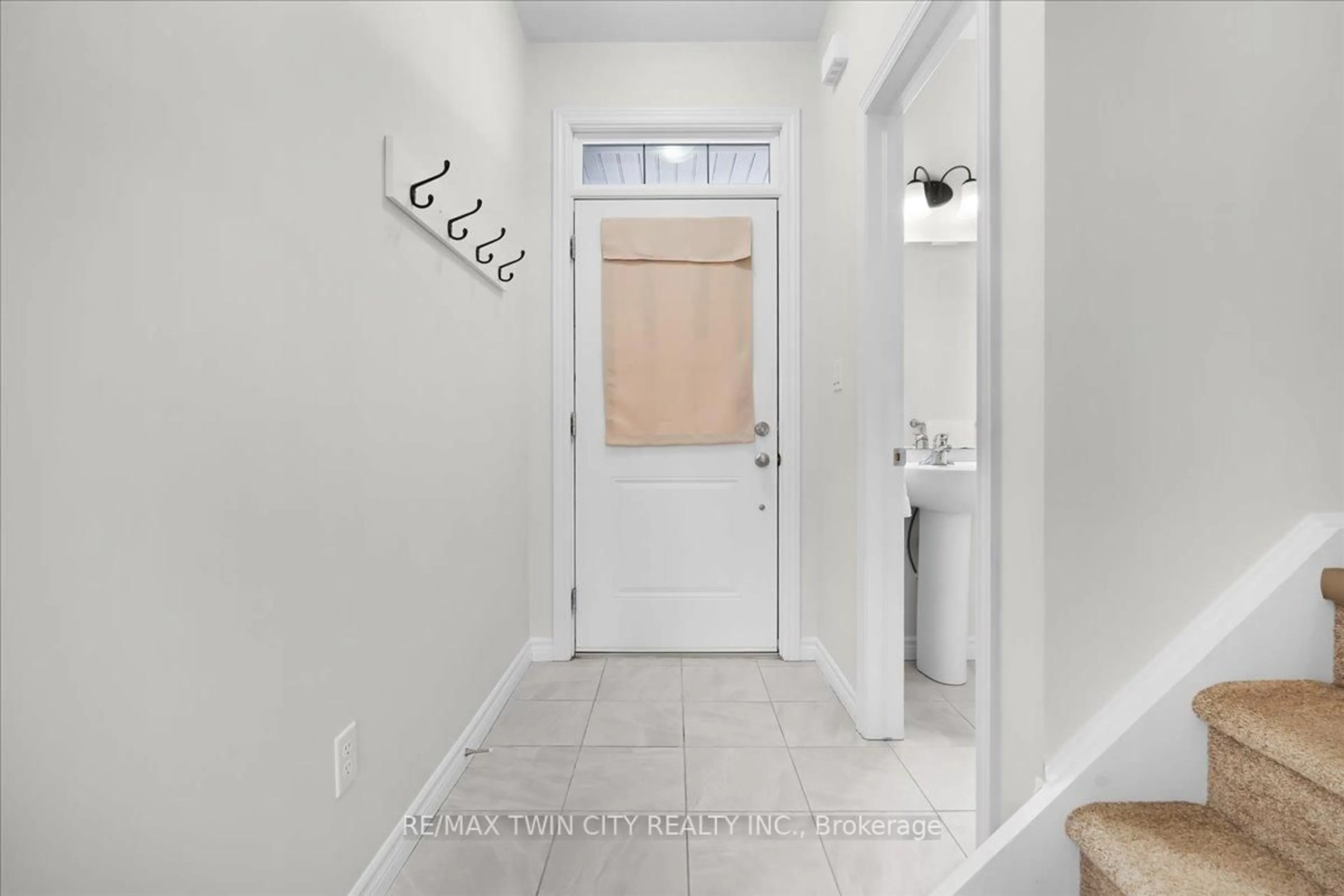 Indoor entryway for 180 Links Cres, Woodstock Ontario N4T 0L9