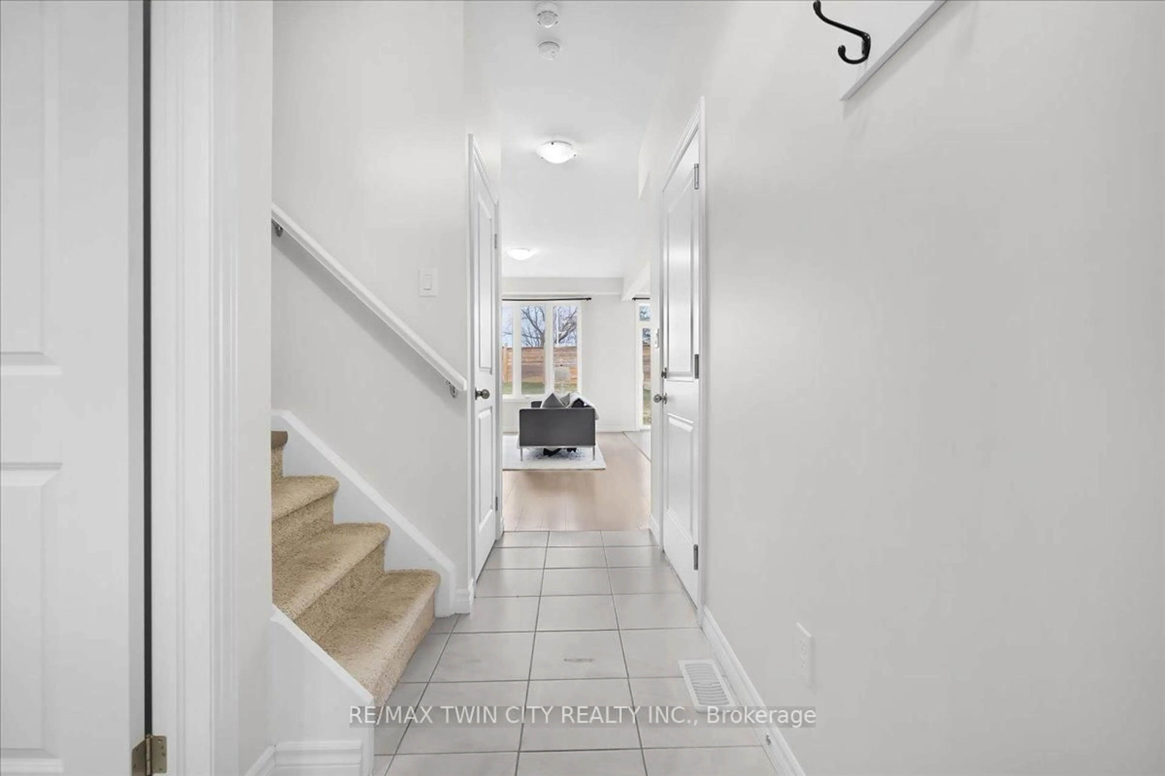 Indoor foyer for 180 Links Cres, Woodstock Ontario N4T 0L9