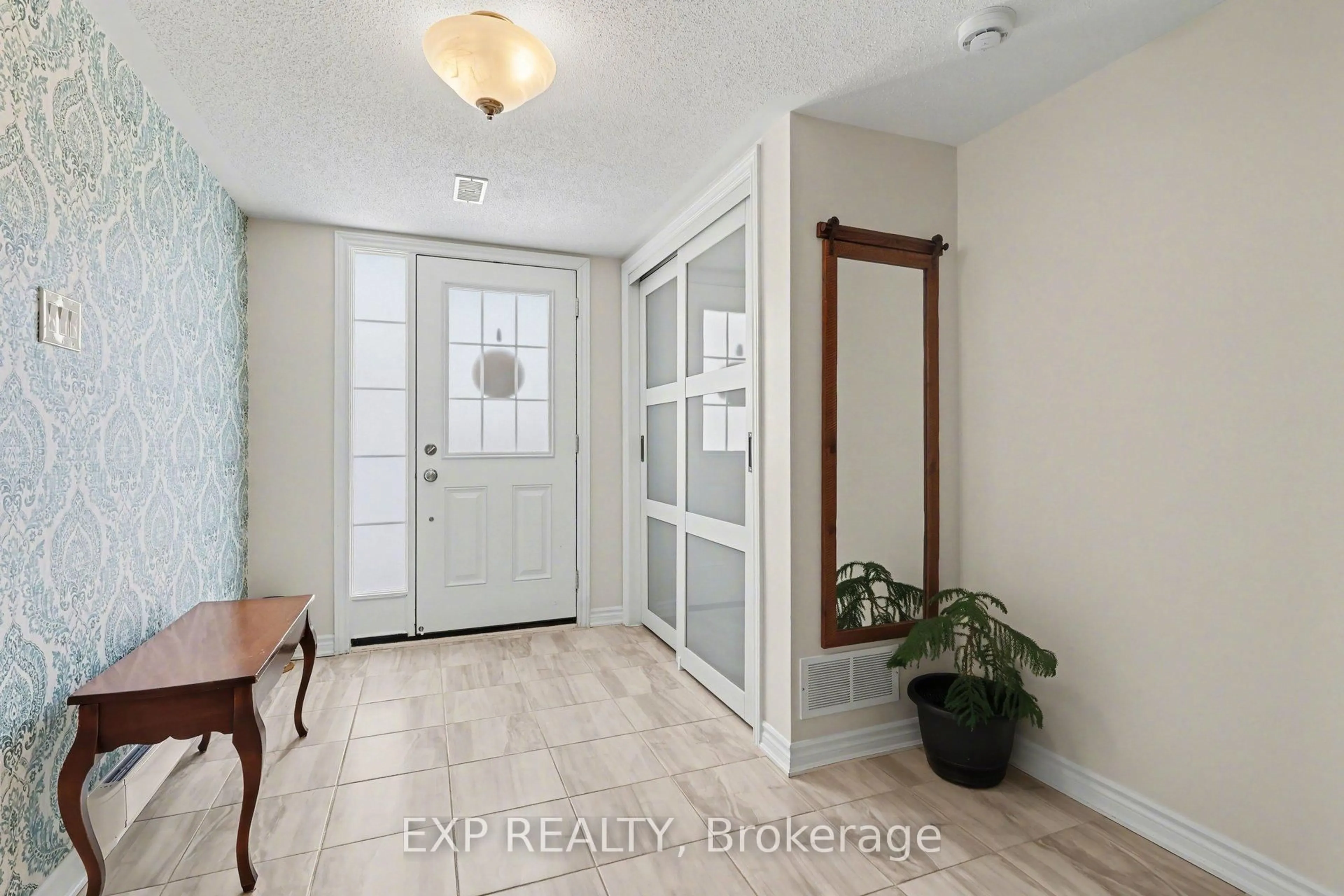 Indoor entryway for 421 Gerardia Lane, Orleans Ontario K4A 1C6