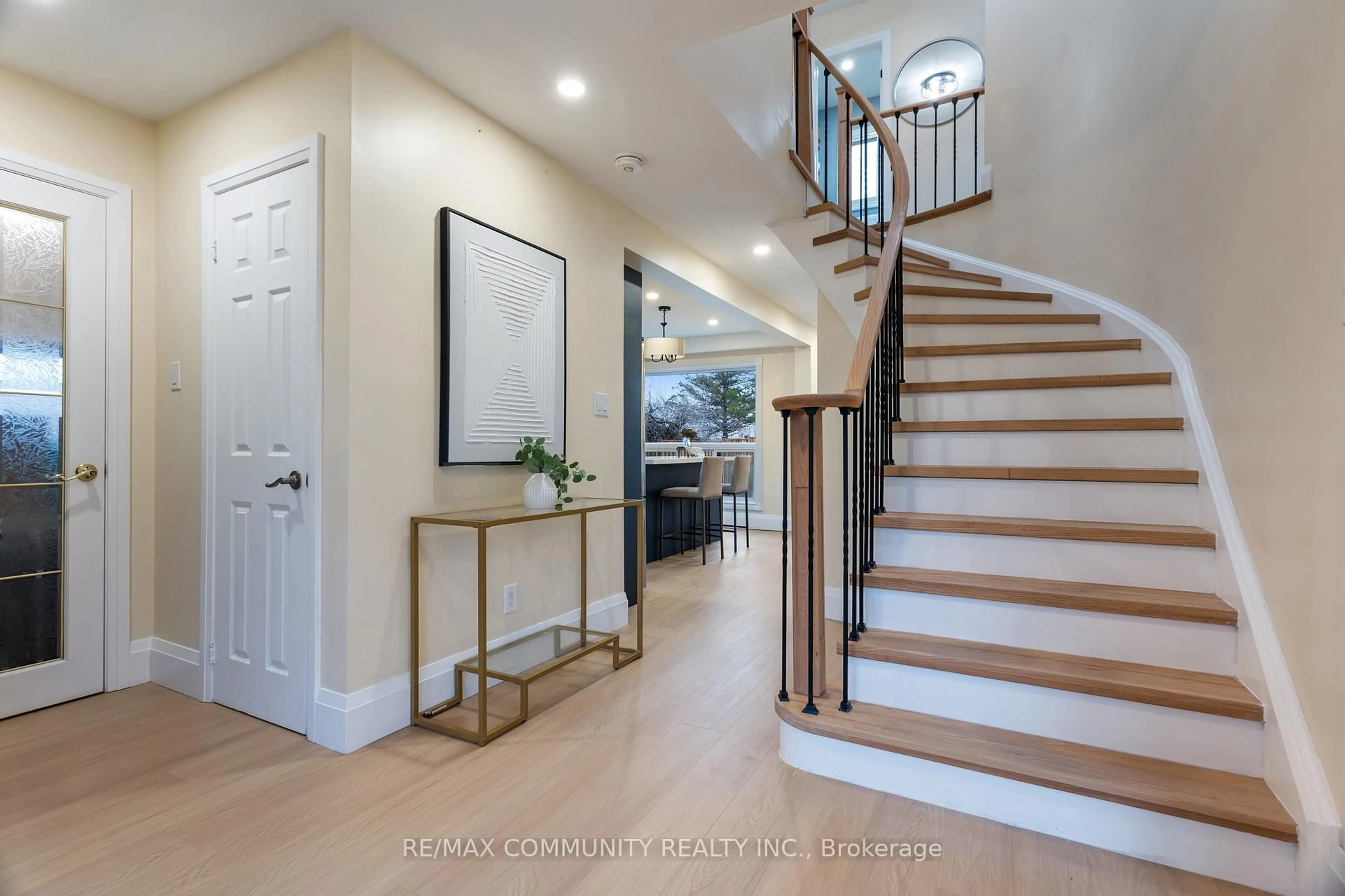 Indoor entryway for 127 Glenvalley Dr, Cambridge Ontario N1T 1R1