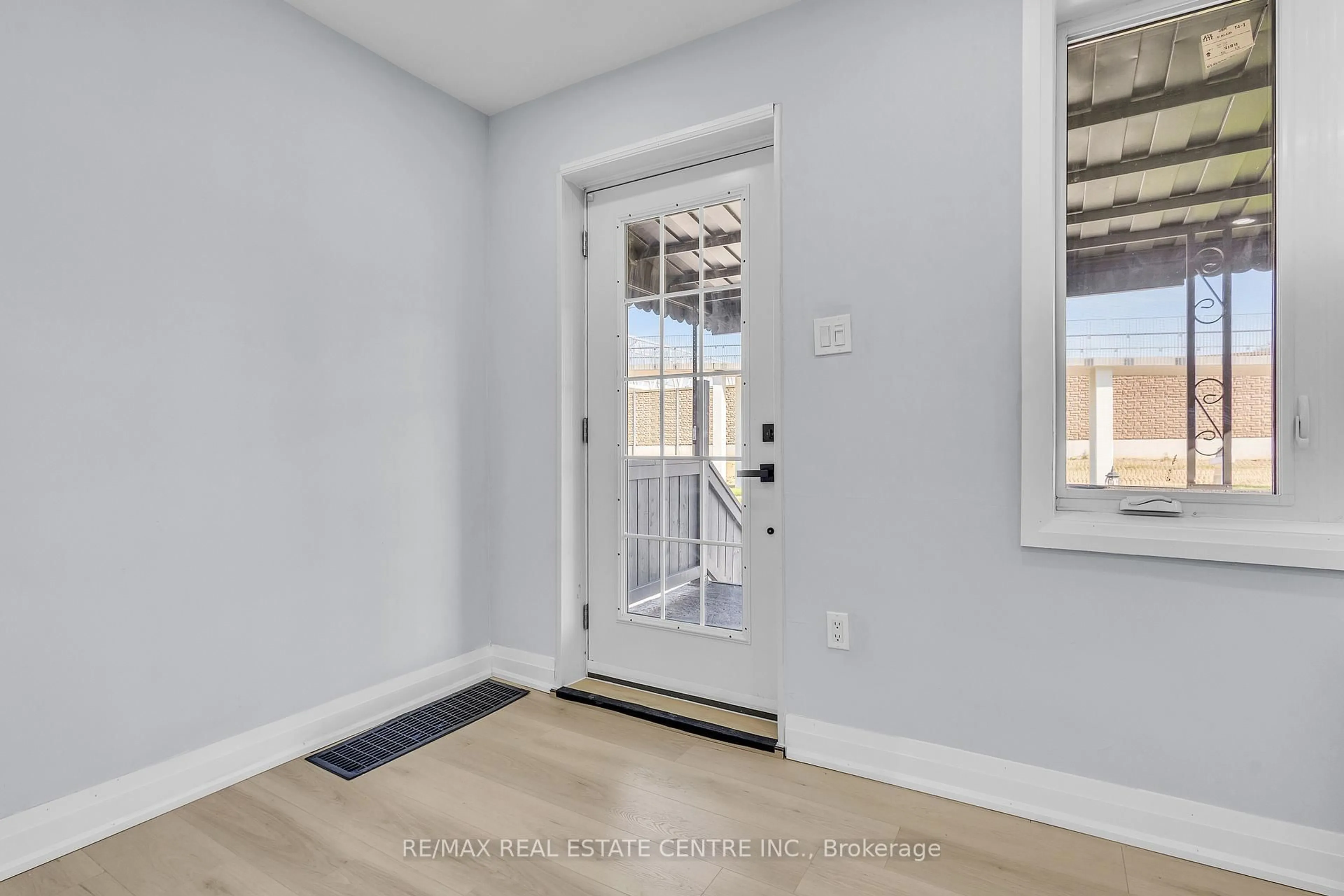 Indoor entryway for 84 Avalon Pl, Kitchener Ontario N2M 4N7