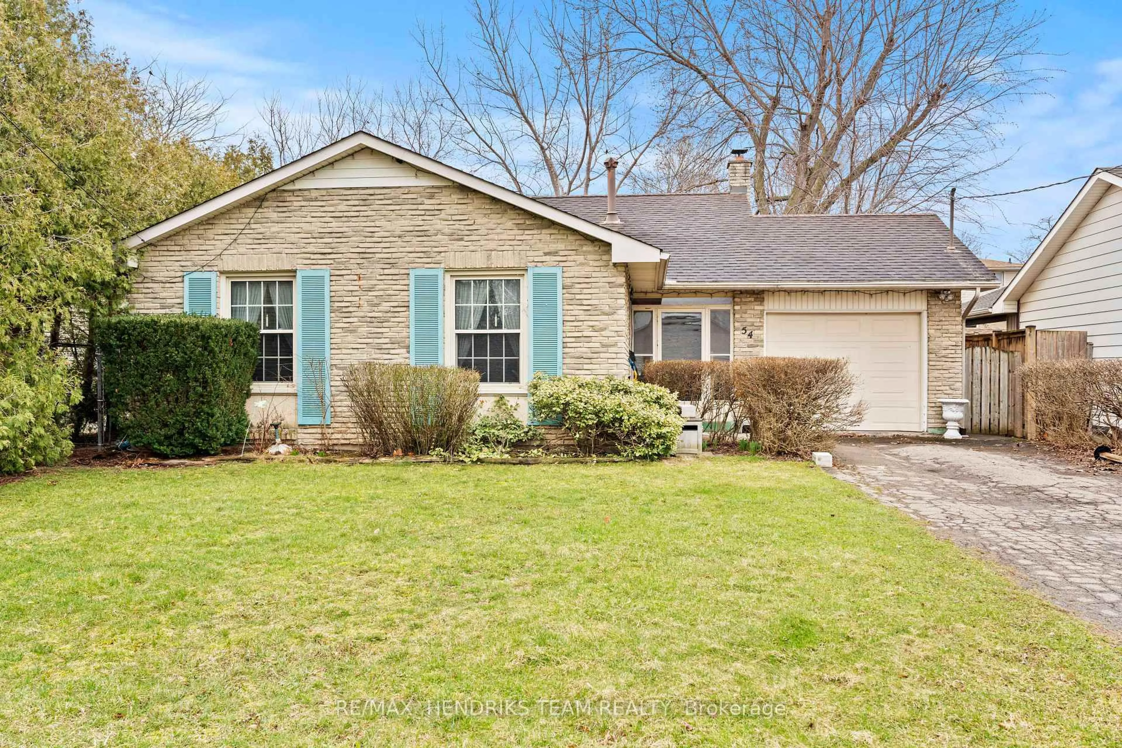 Home with brick exterior material, street for 54 Grove Ave, St. Catharines Ontario L2P 1E1