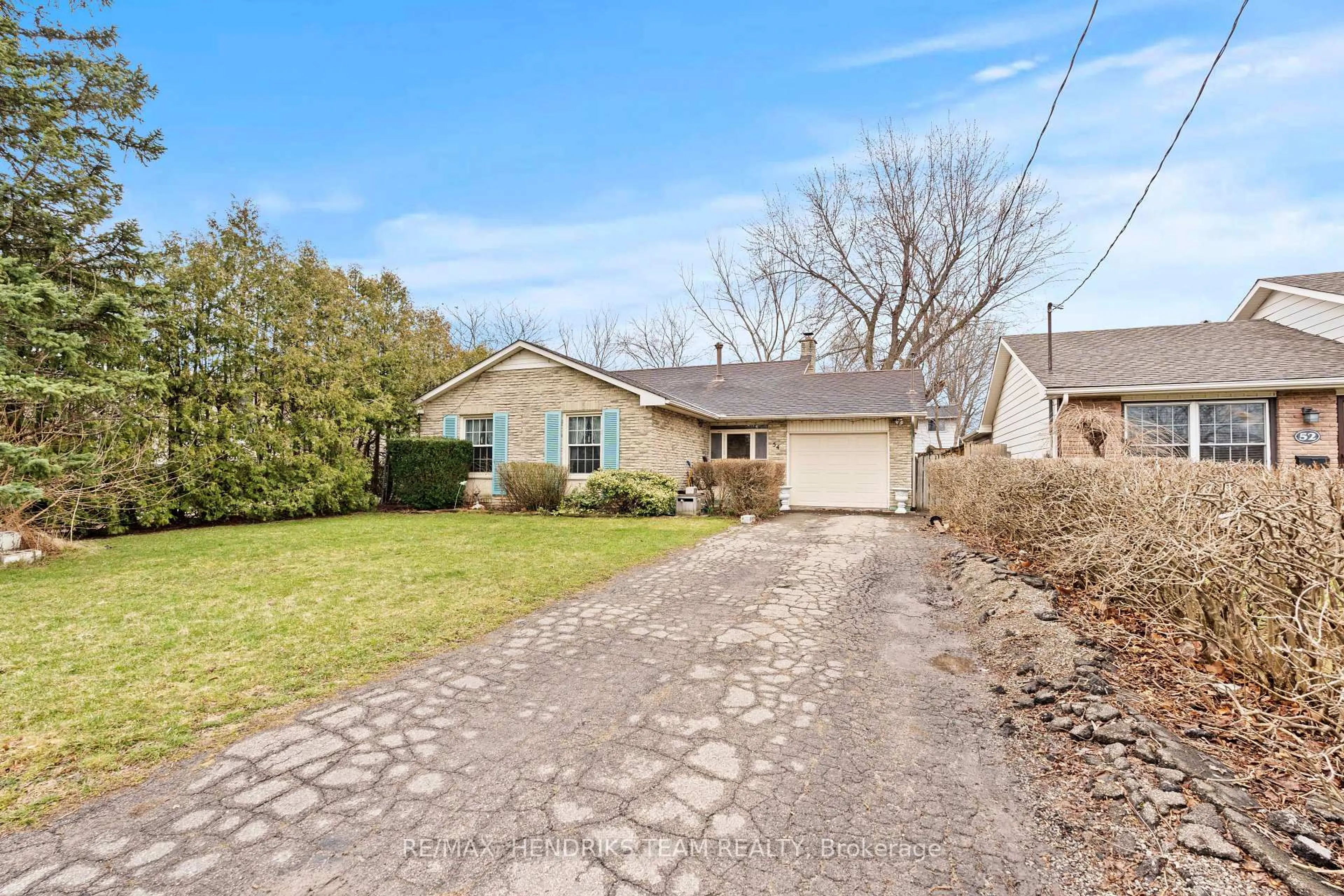 A pic from outside/outdoor area/front of a property/back of a property/a pic from drone, street for 54 Grove Ave, St. Catharines Ontario L2P 1E1