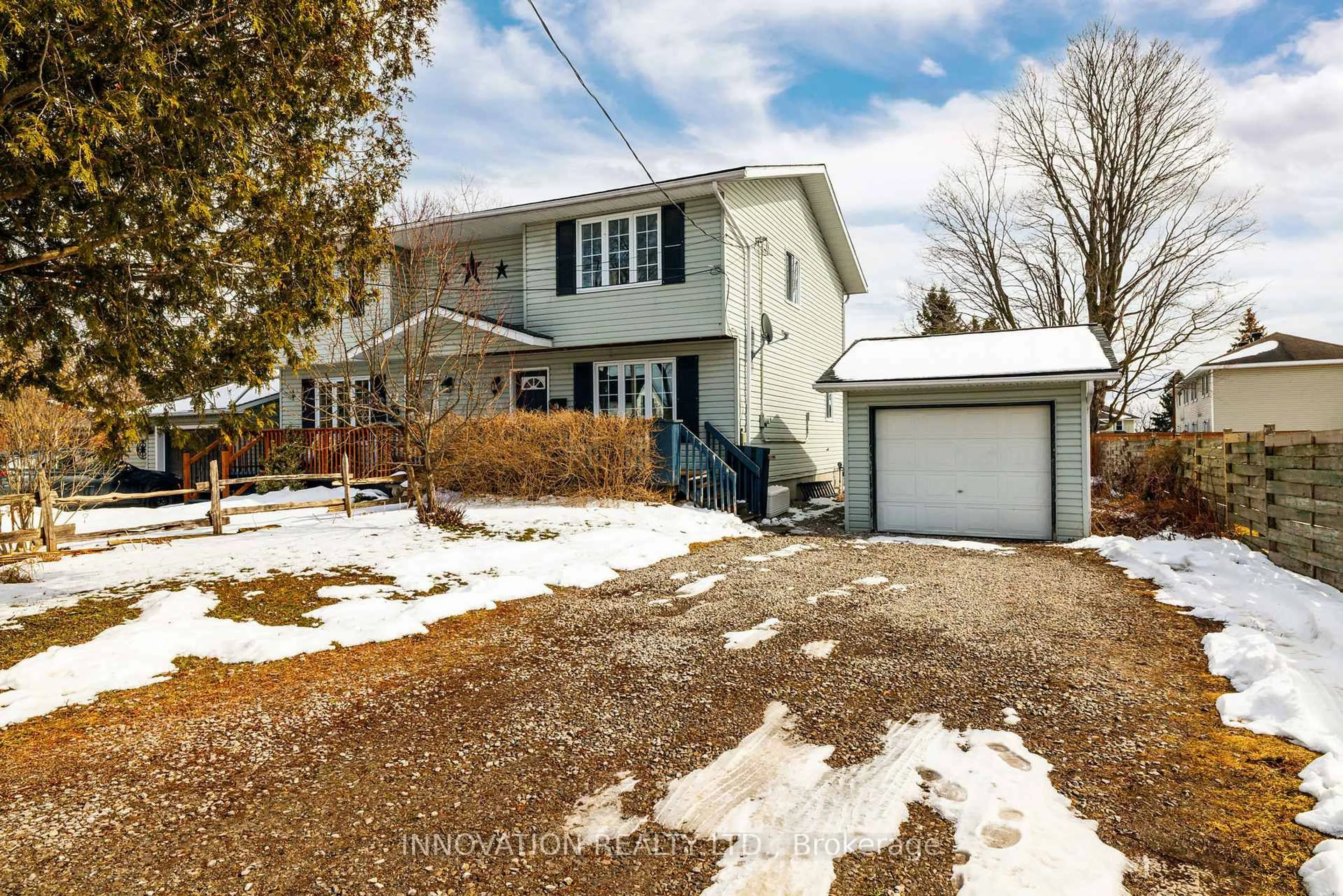 A pic from outside/outdoor area/front of a property/back of a property/a pic from drone, street for 19 Thomas St, Smiths Falls Ontario K7A 3E3