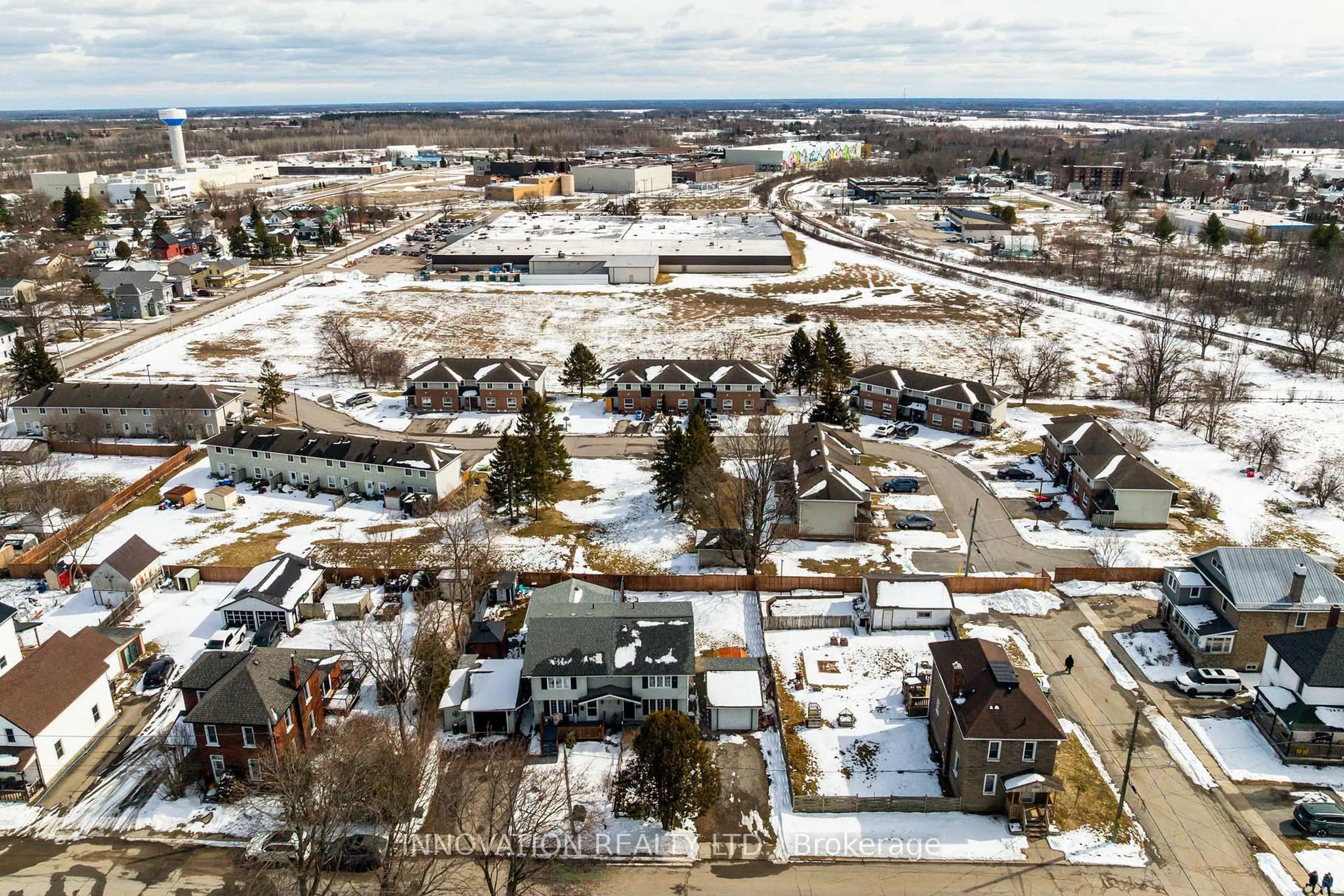 A pic from outside/outdoor area/front of a property/back of a property/a pic from drone, street for 19 Thomas St, Smiths Falls Ontario K7A 3E3