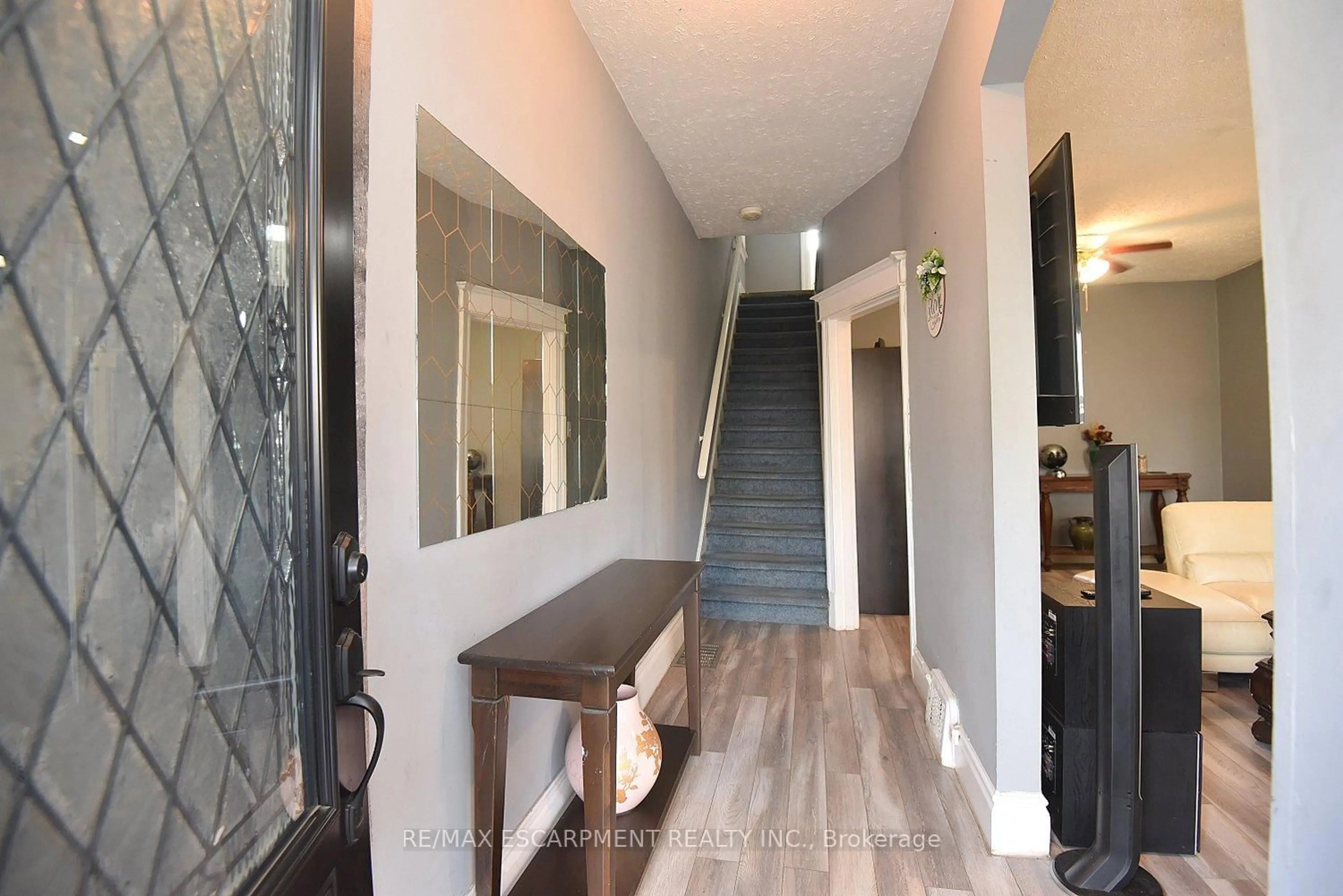 Indoor foyer for 56 KINRADE Ave, Hamilton Ontario L8L 6L6