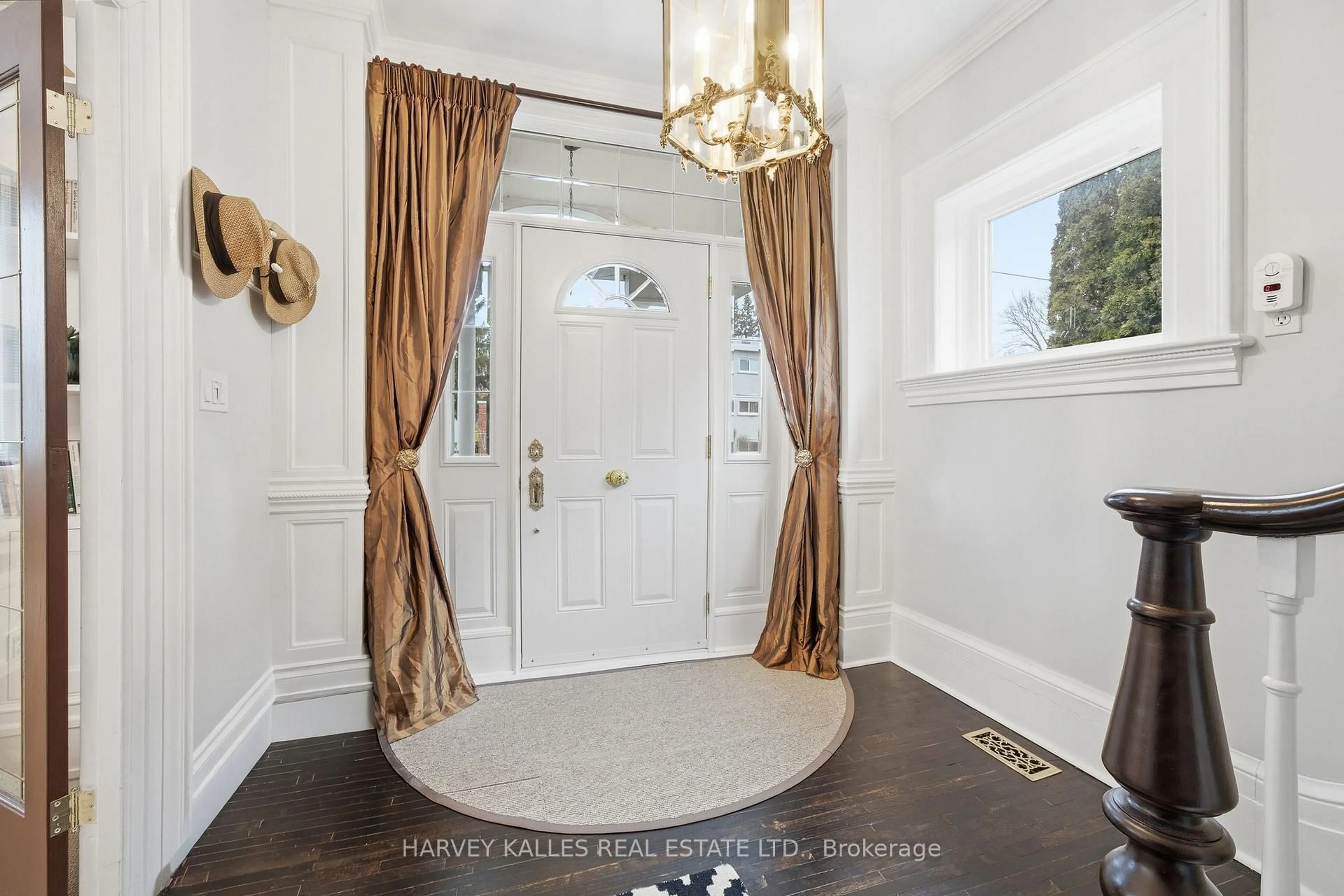 Indoor entryway for 167 Victoria Ave, Belleville Ontario K8N 2B5