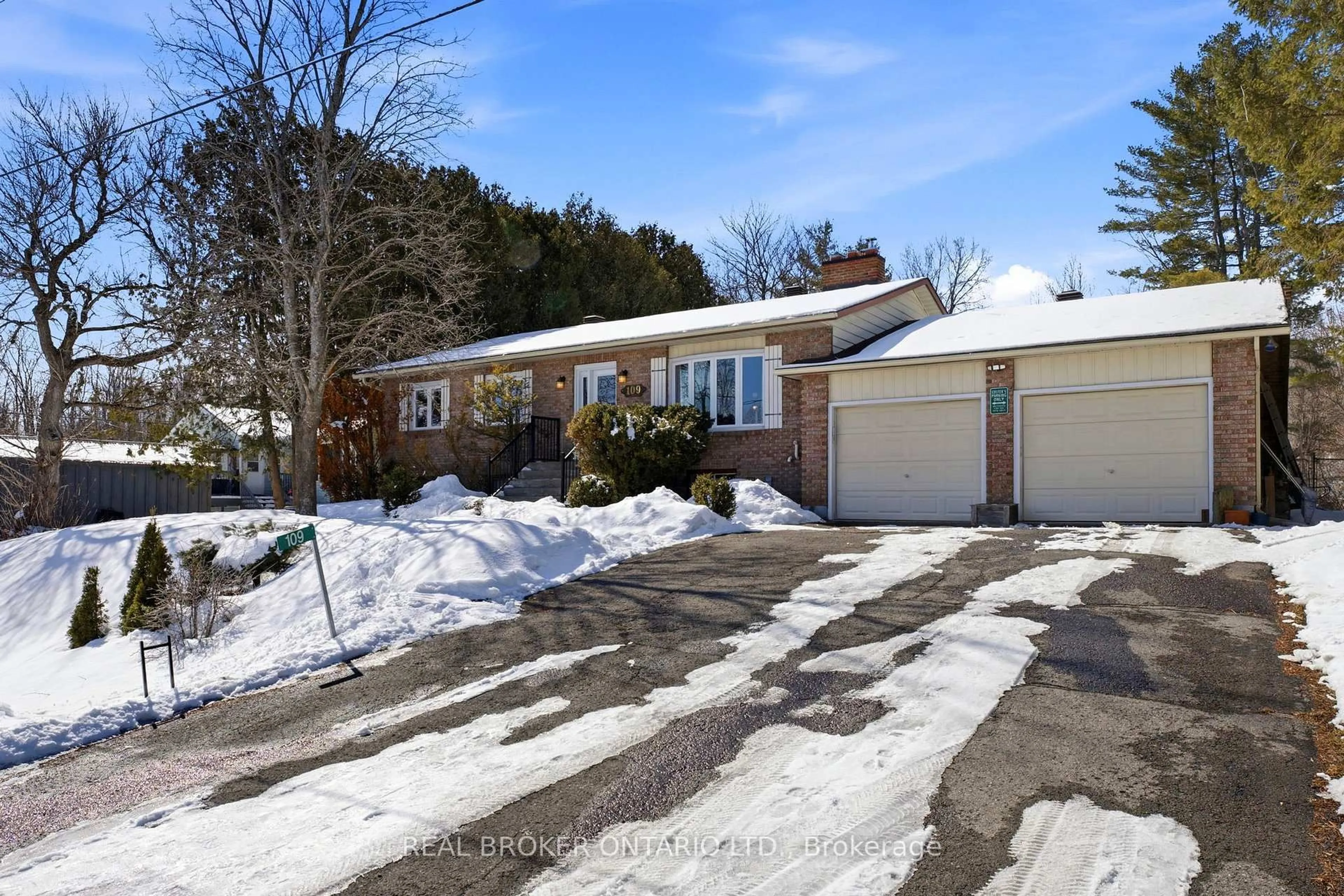 A pic from outside/outdoor area/front of a property/back of a property/a pic from drone, street for 109 Highview Dr, Ottawa Ontario K0A 3M0